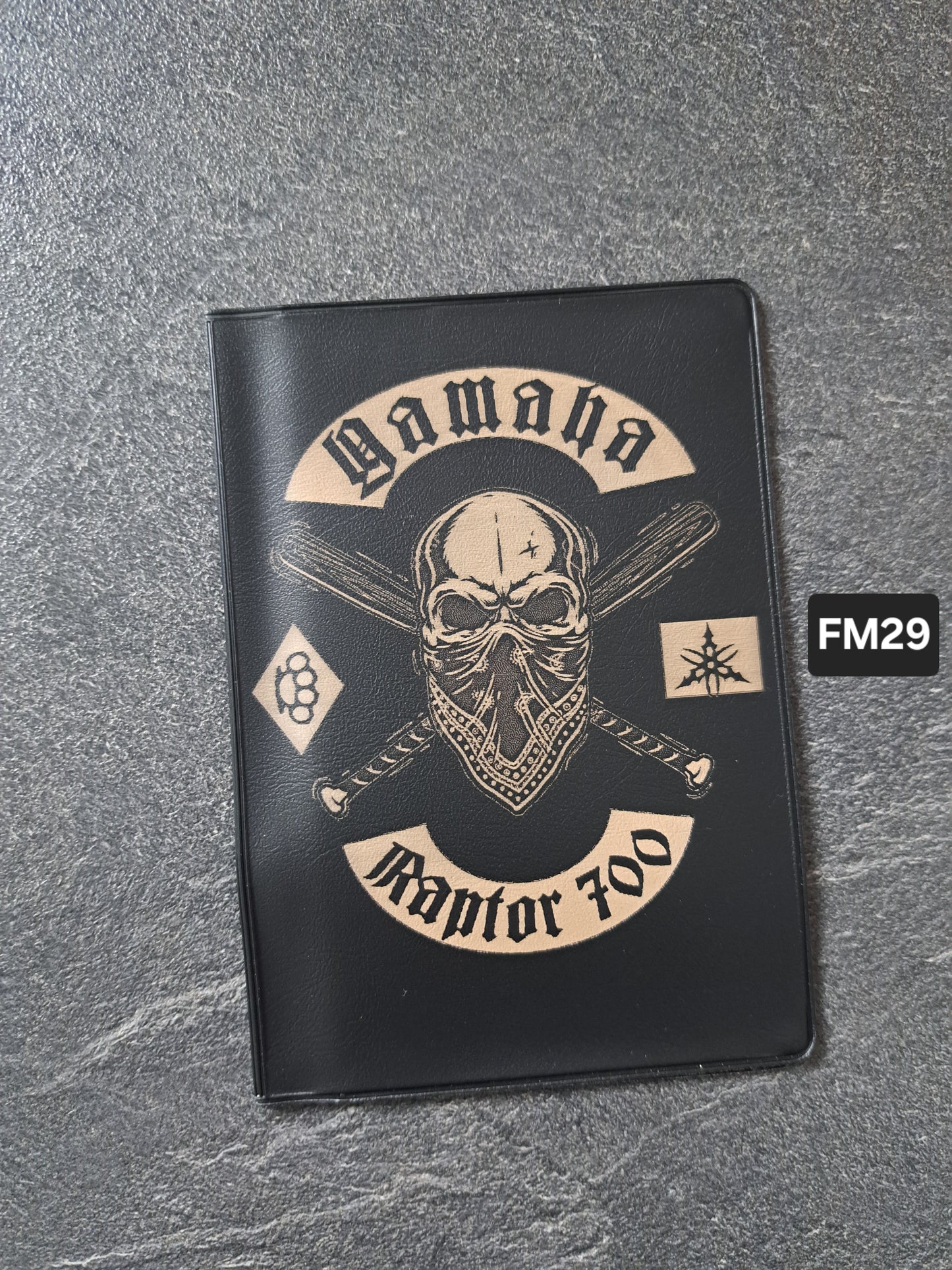Fahrzeugscheinmappe Gravurdekor Y. Raptor Totenkopf