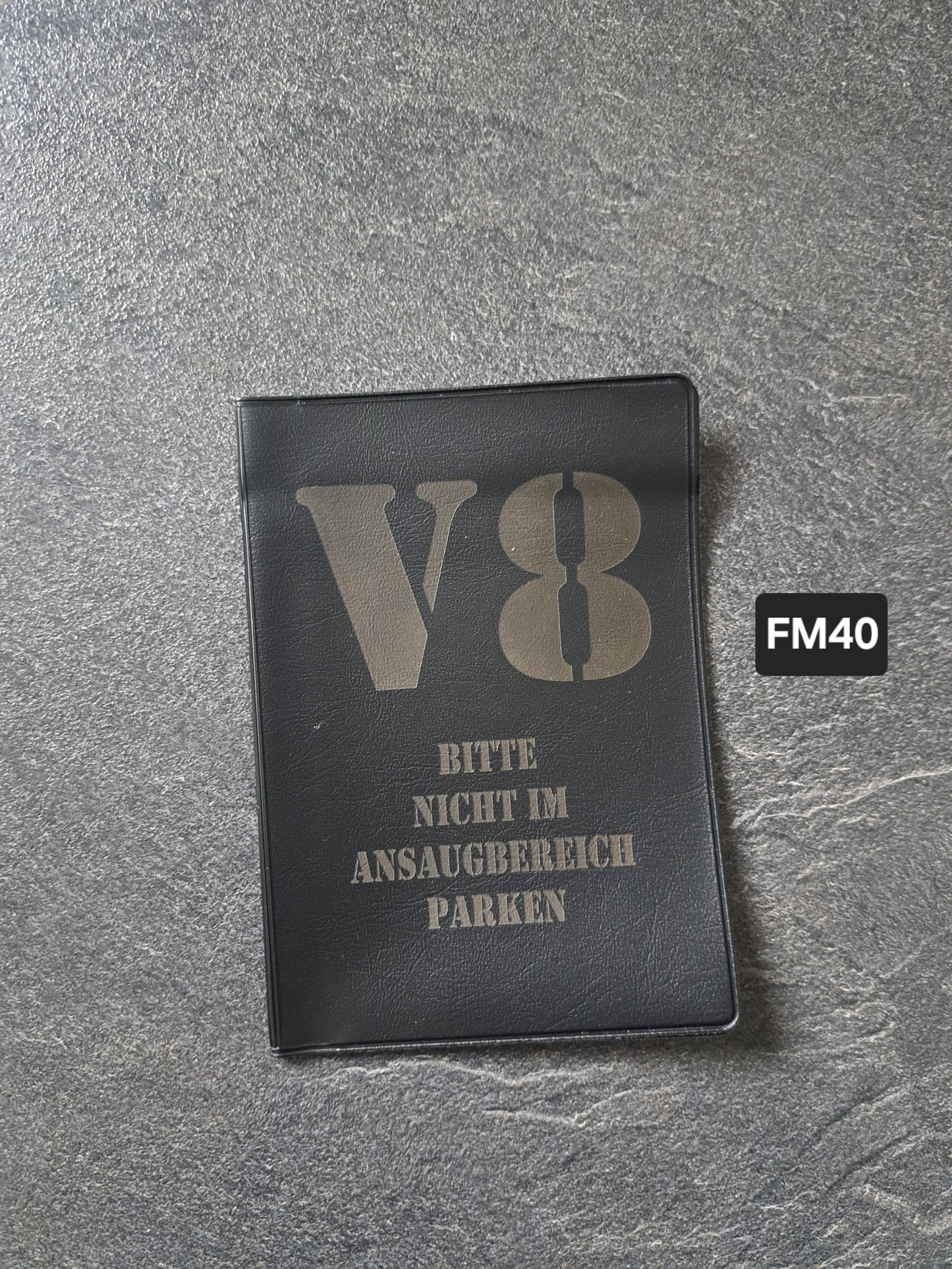 Fahrzeugscheinmappe Gravurdekor V8 Ansaugbereich