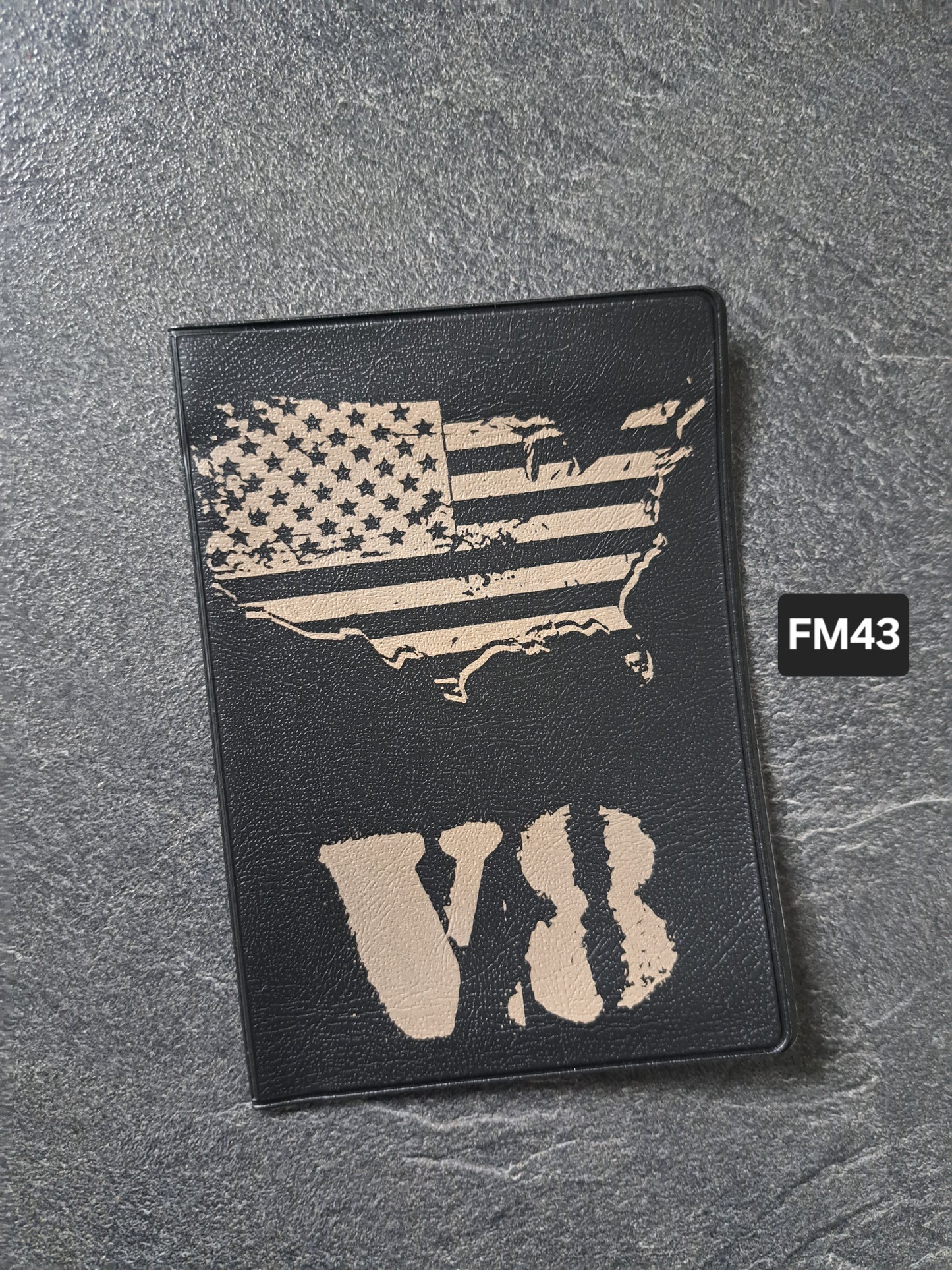 Fahrzeugscheinmappe Gravurdekor V8 & Flagge