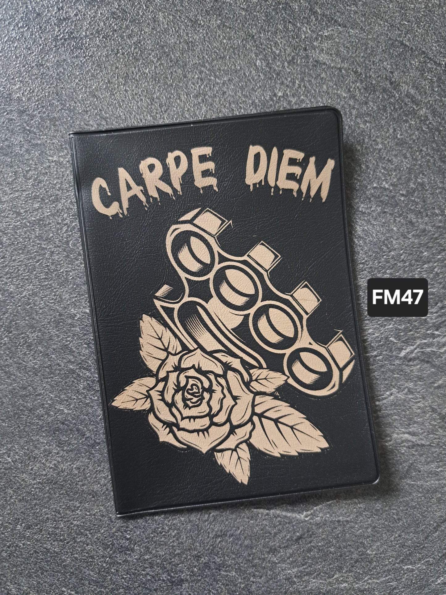 Fahrzeugscheinmappe Gravurdekor Carpe diem Rose Schlagring