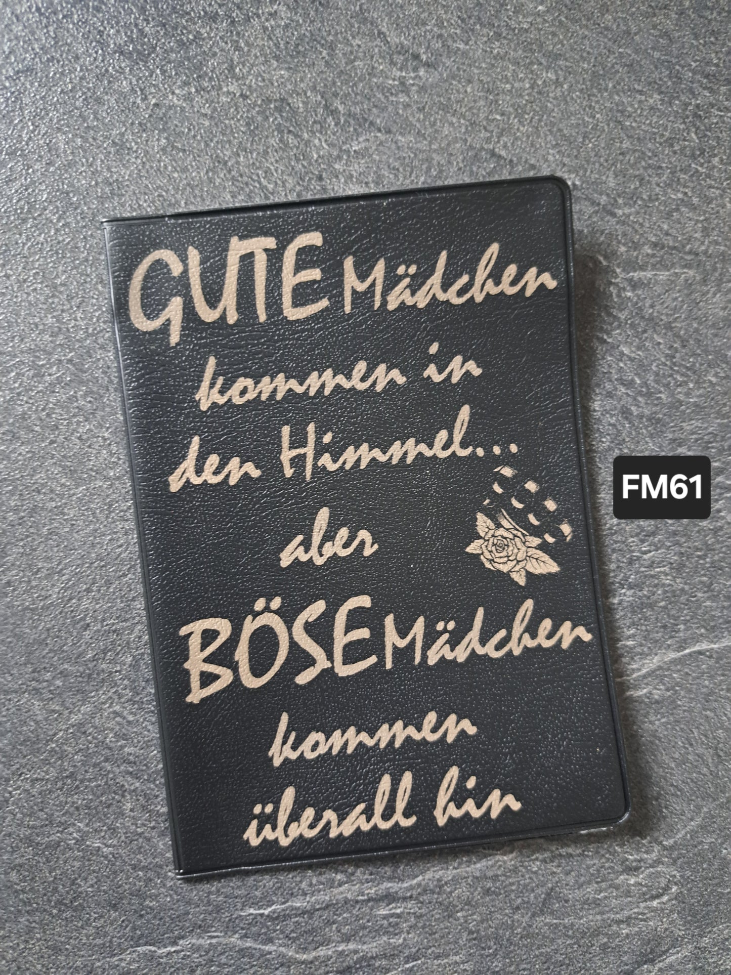 Fahrzeugscheinmappe Gravurdekor Gute Mädchen