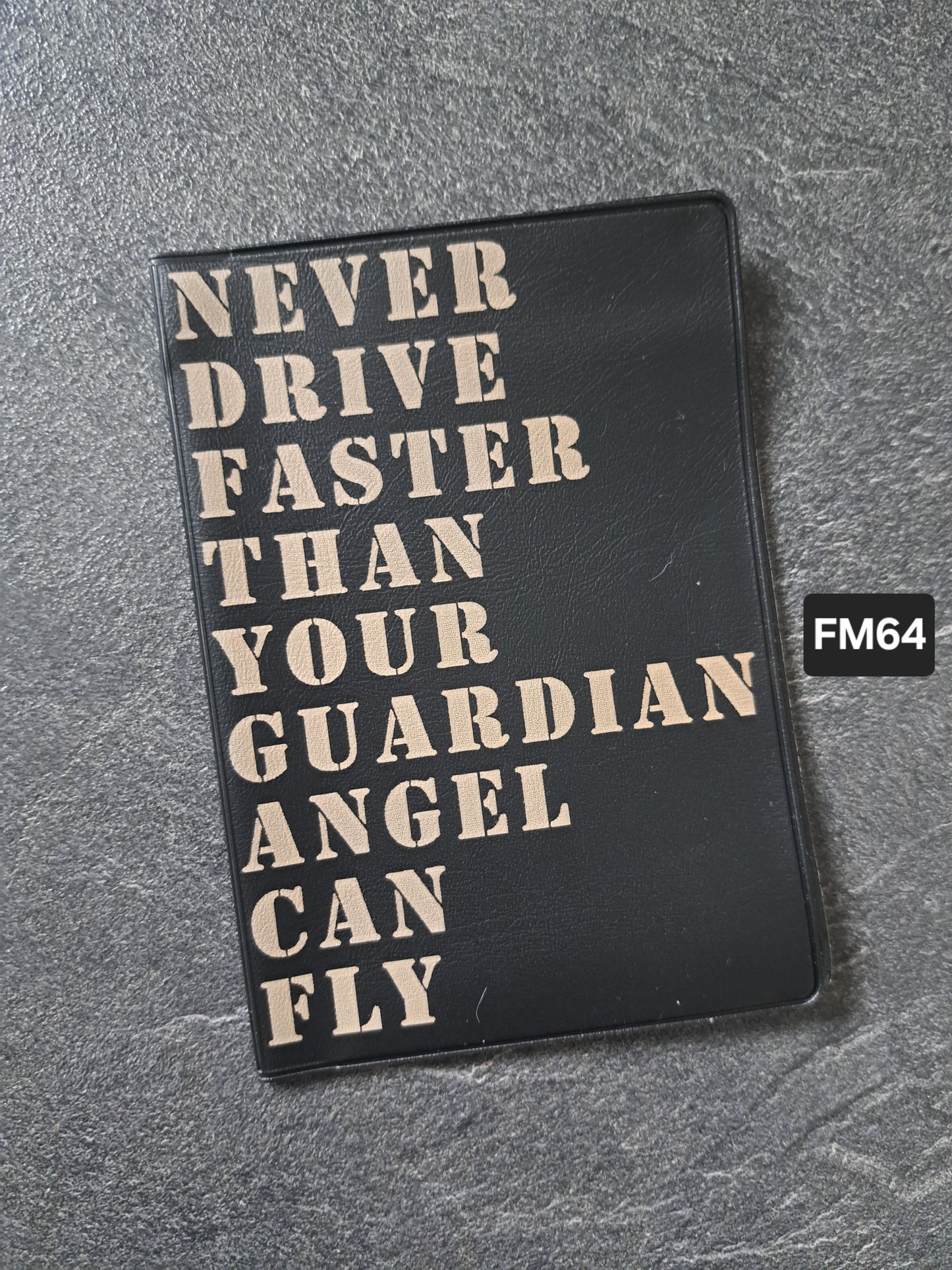 Fahrzeugscheinmappe Gravurdekor Never drive faster