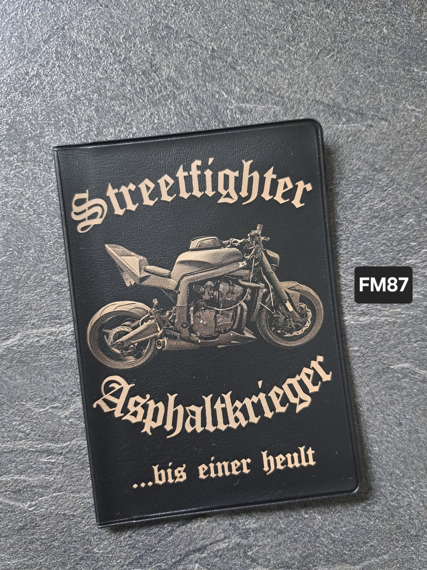 Fahrzeugscheinmappe Gravurdekor Streetfighter Asphaltkrieger