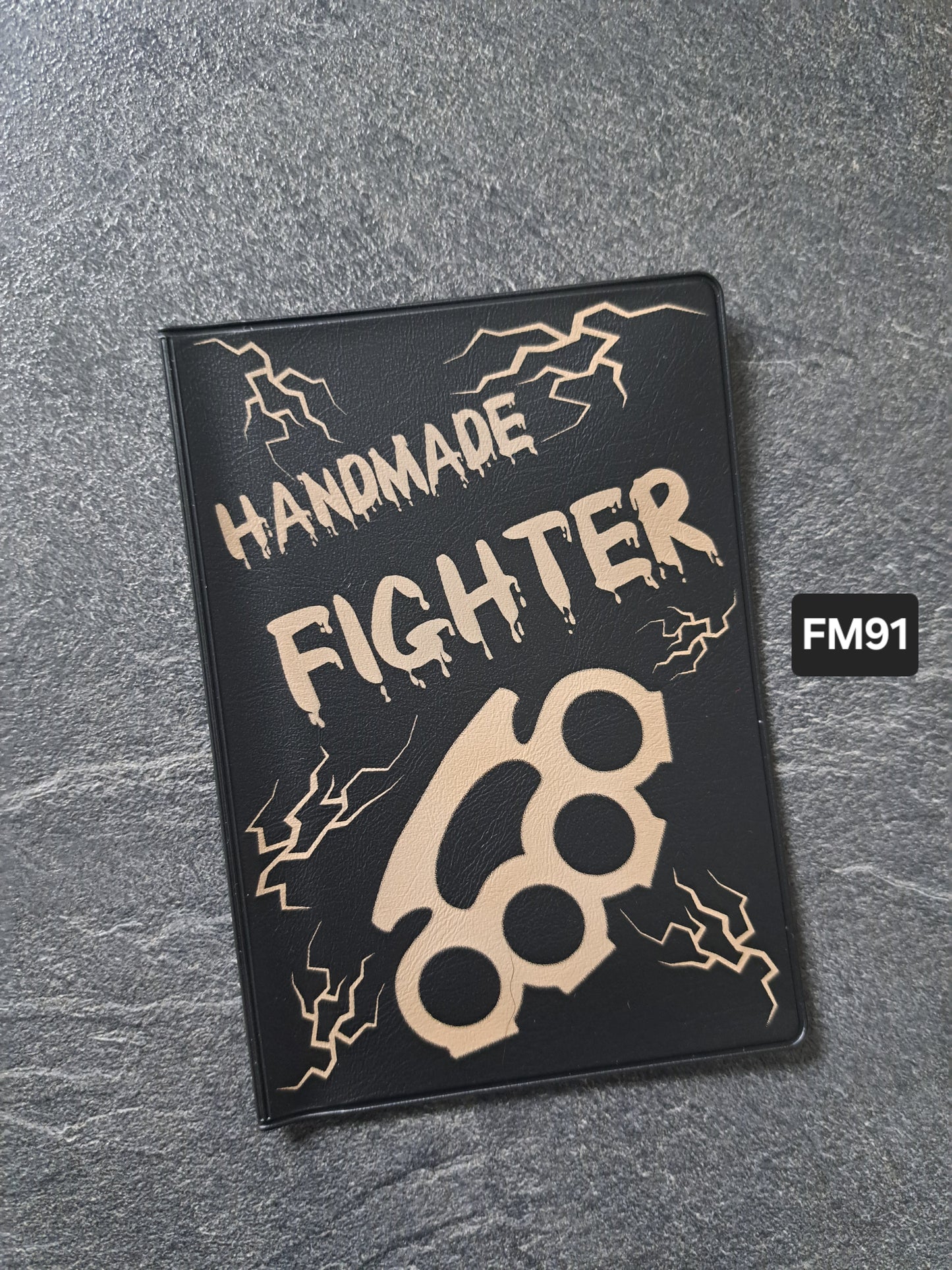 Fahrzeugscheinmappe Gravurdekor Handmade Fighter Schlagring