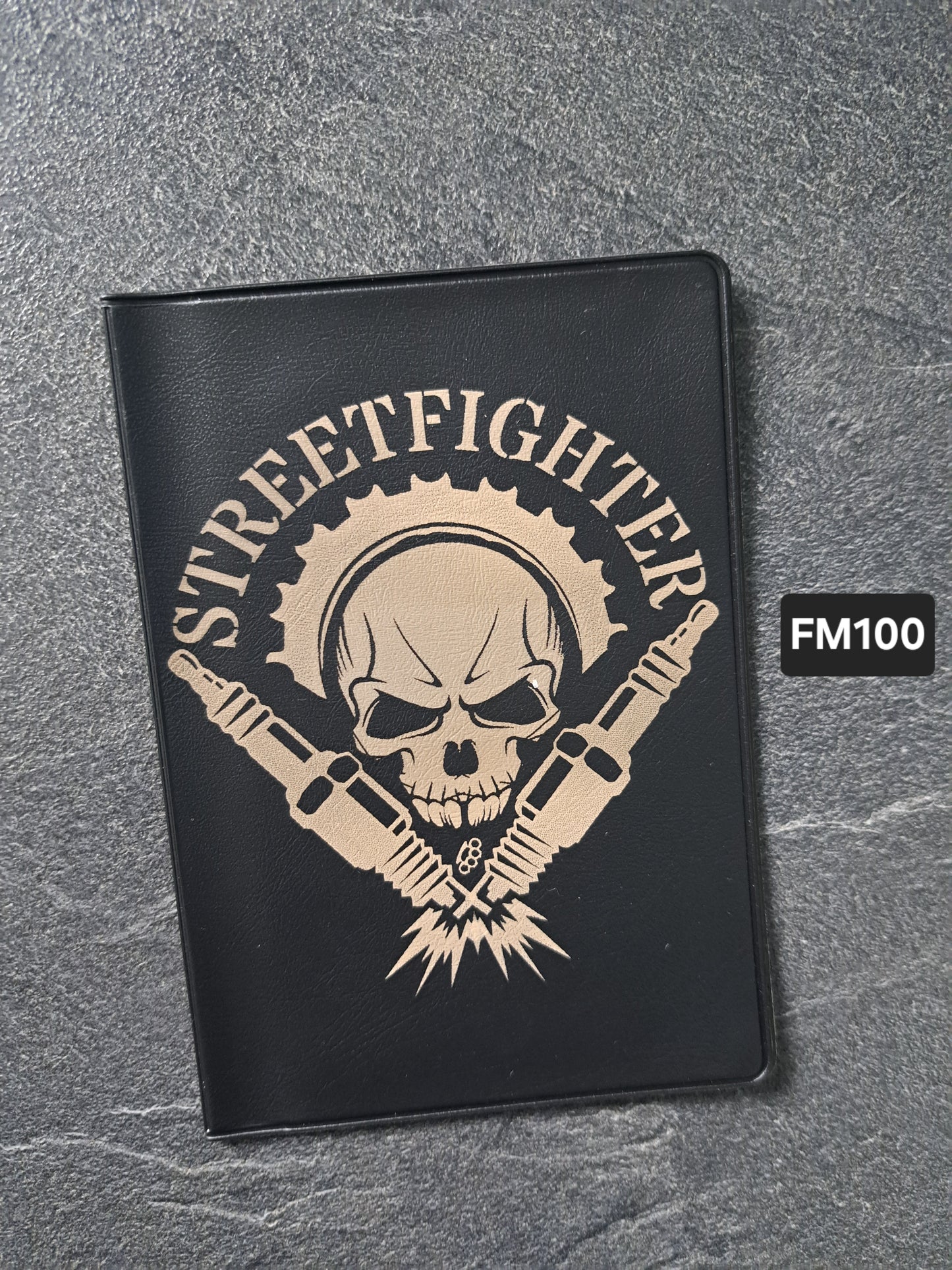 Fahrzeugscheinmappe Gravurdekor SF Totenkopf Zündkerzen
