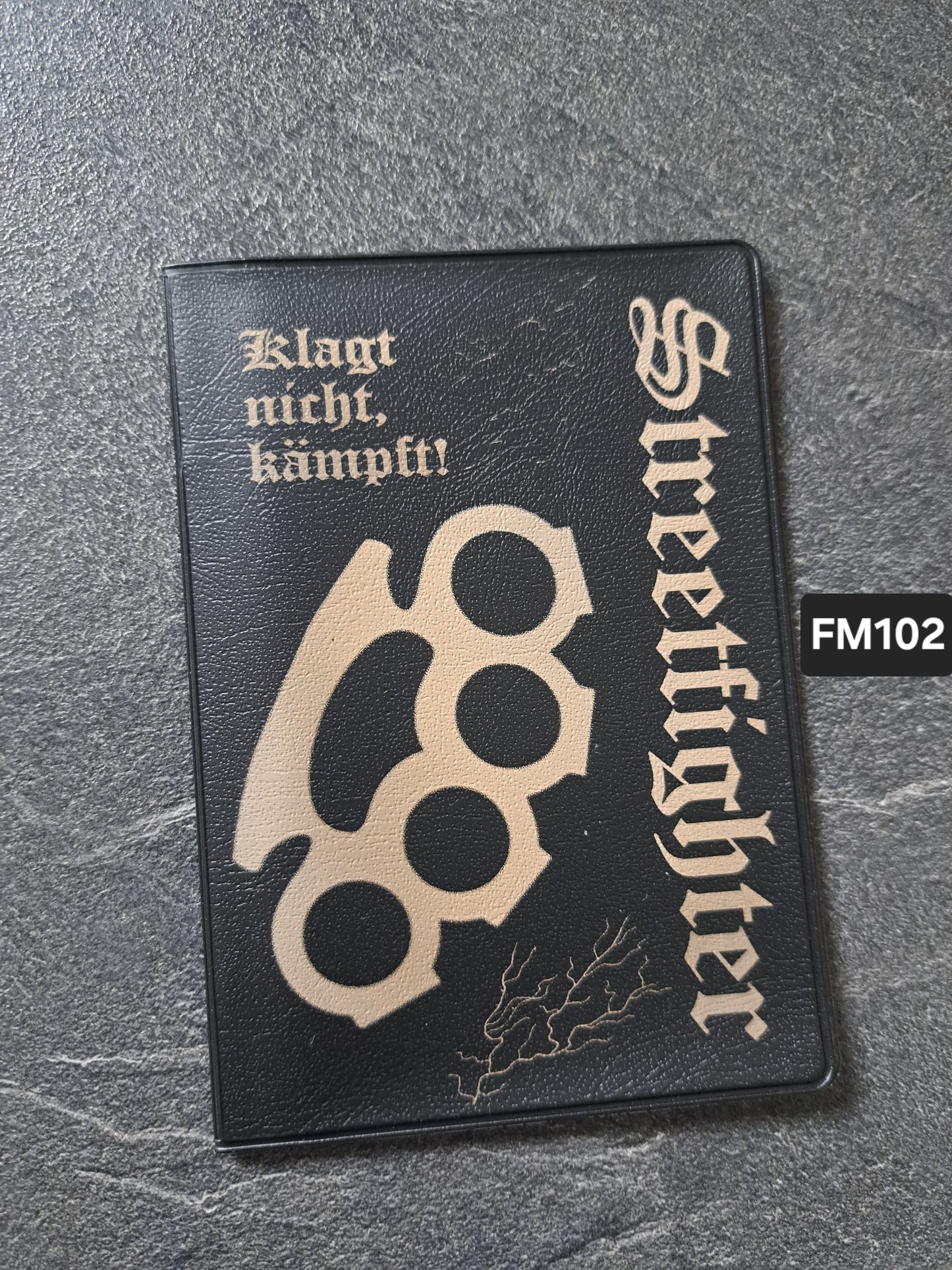 Fahrzeugscheinmappe Gravurdekor SF Schlagring Blitze Klagt nicht,kämpft!