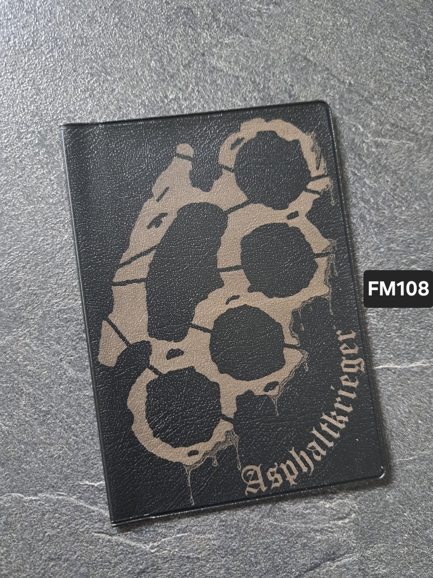 Fahrzeugscheinmappe Gravurdekor Schlagring Asphaltkrieger