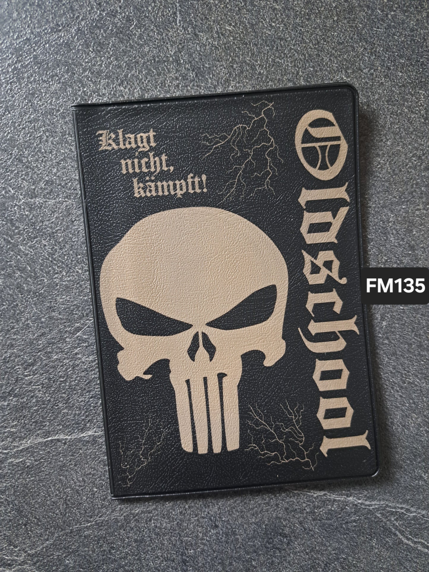 Fahrzeugscheinmappe Gravurdekor Punisher Oldschool Blitze
