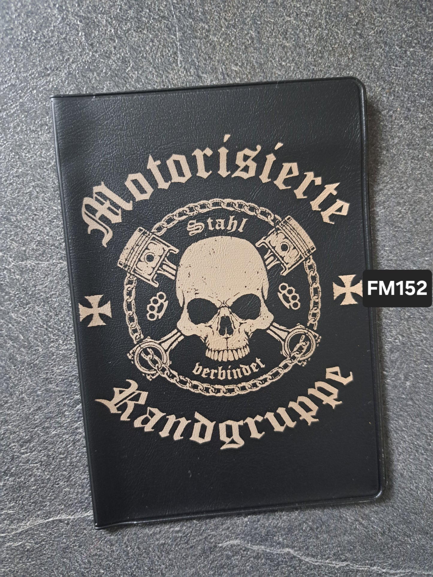 Fahrzeugscheinmappe Gravurdekor Motor. Randgruppe