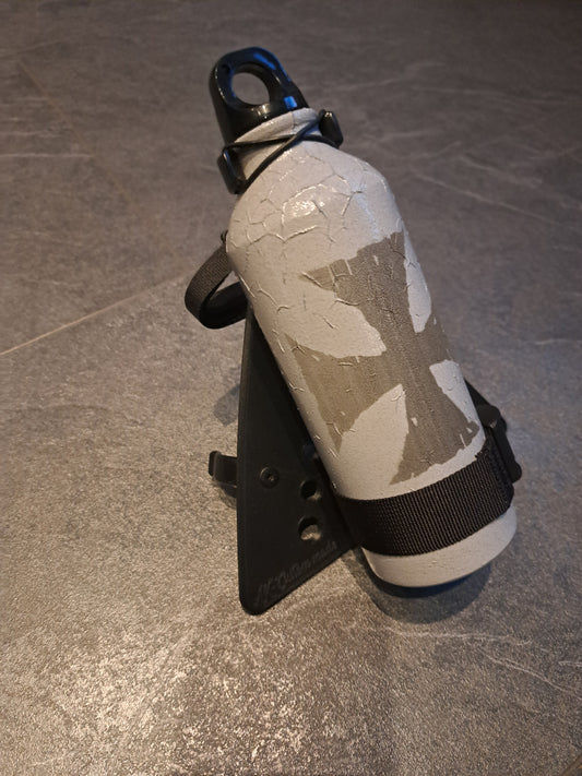 Suzuki Savage LS650 (Tank-)Flasche & Rahmenhalter Eis. Kreuz