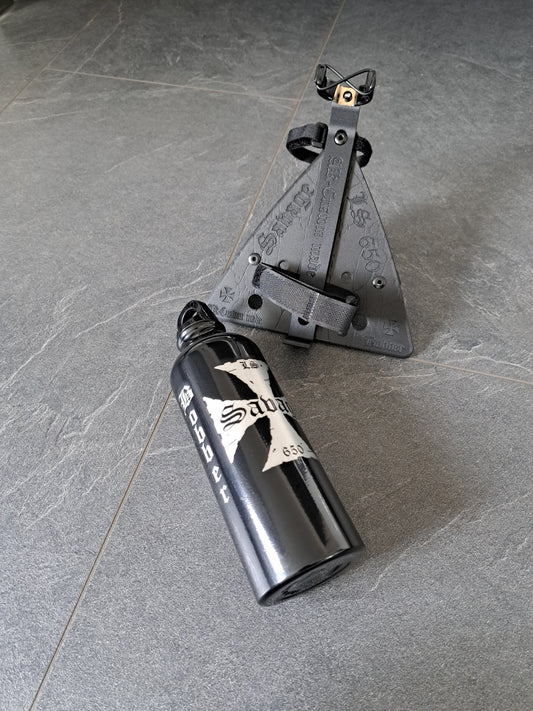 Suzuki Savage LS650 (Tank-)Flasche & Vollgravur-Rahmenhalter Bobber Eis. Kreuz