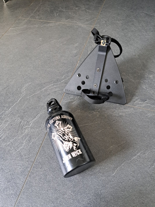 Suzuki Savage LS650 (Tank-)Flasche & Rahmenhalter John Wick