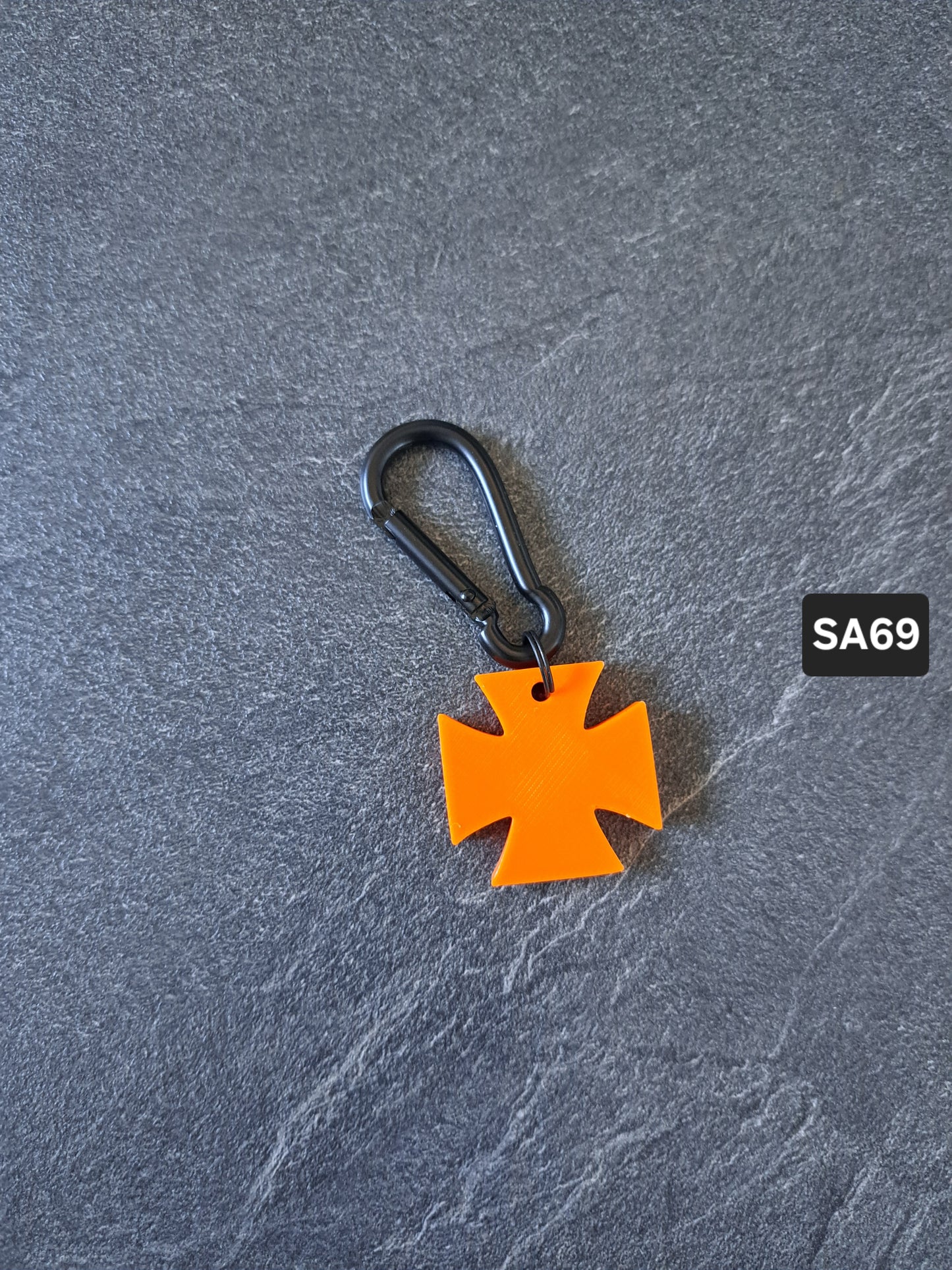 Schlüsselanhänger Eis. Kreuz klein div. Farben