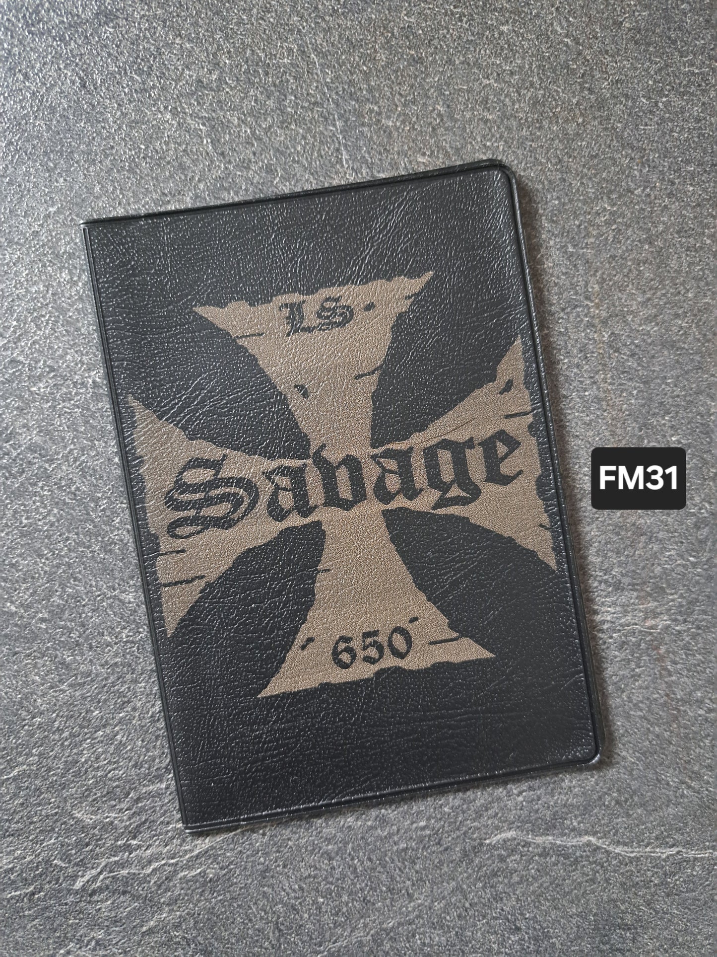 Fahrzeugscheinmappe Gravurdekor E. Kreuz Savage