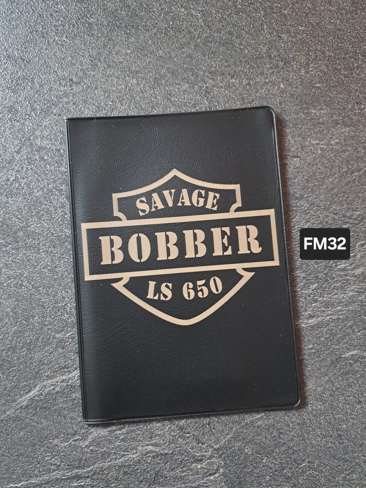 Fahrzeugscheinmappe Gravurdekor Savage BOBBER LS650