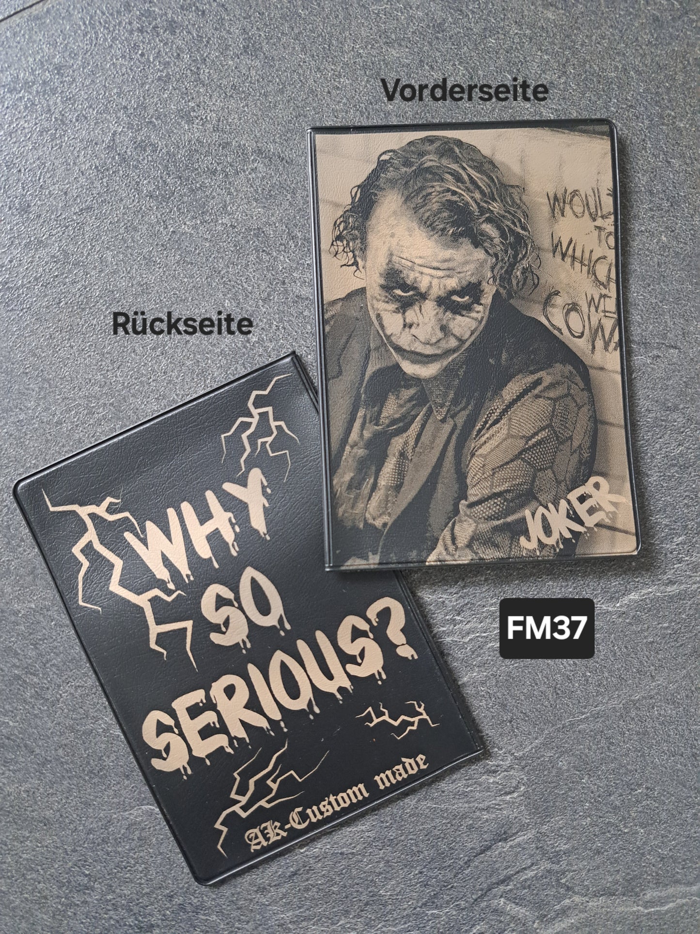 Fahrzeugscheinmappe Gravurdekor Joker