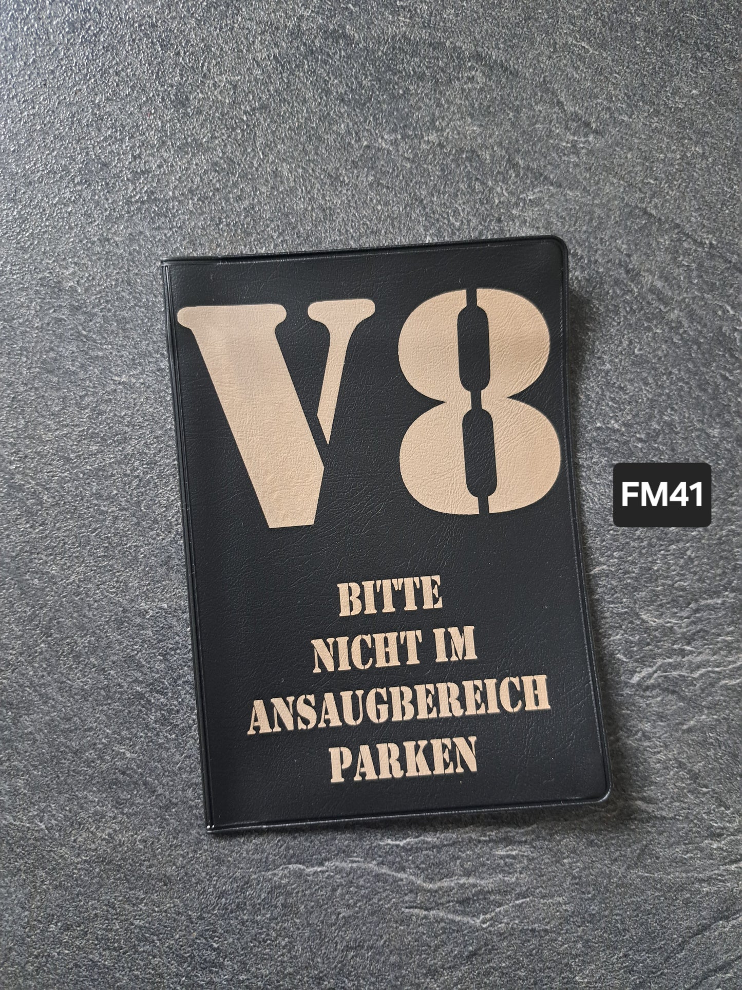 Fahrzeugscheinmappe Gravurdekor V8 Ansaugbereich