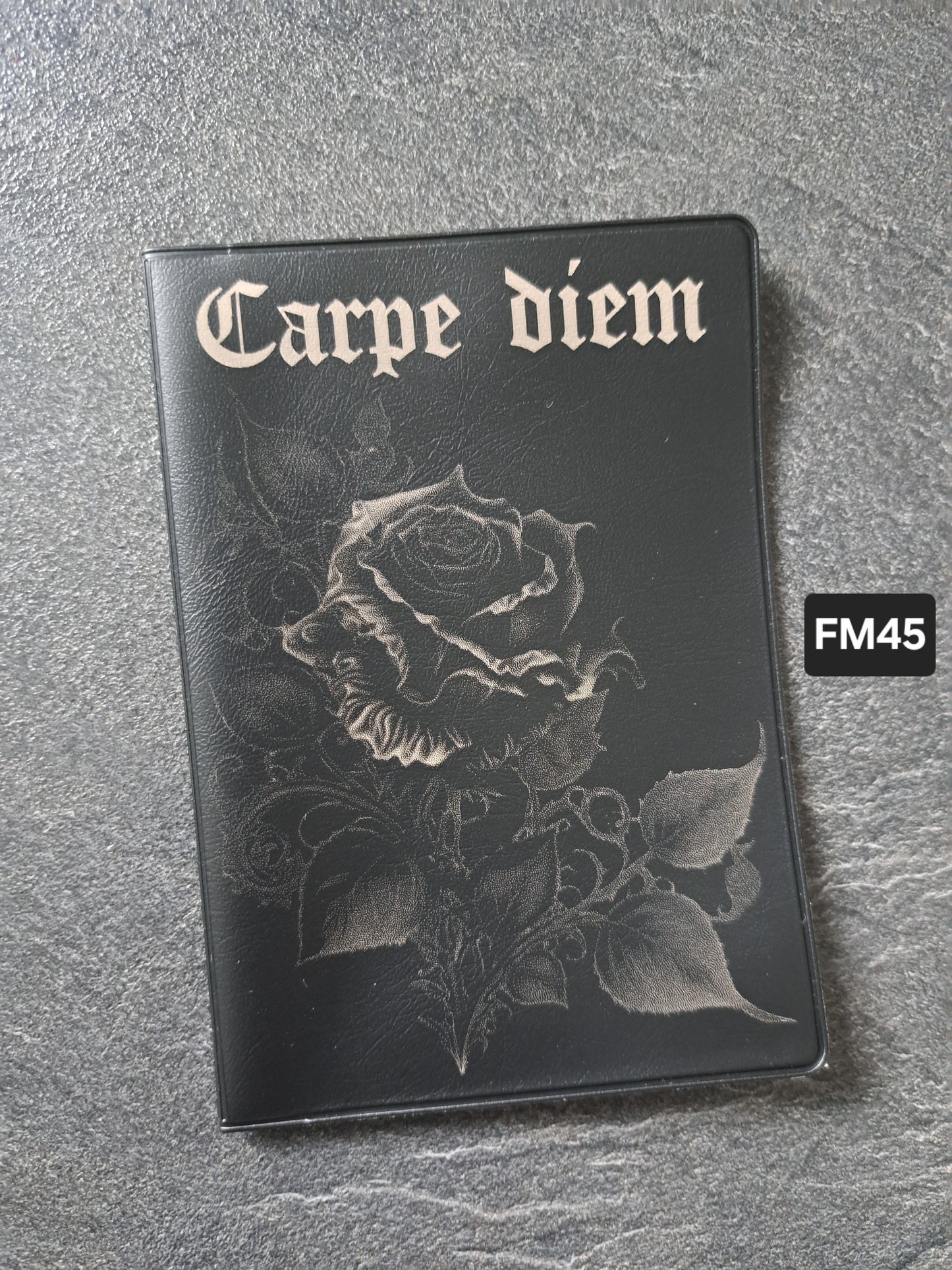 Fahrzeugscheinmappe Gravurdekor Carpe diem Rose