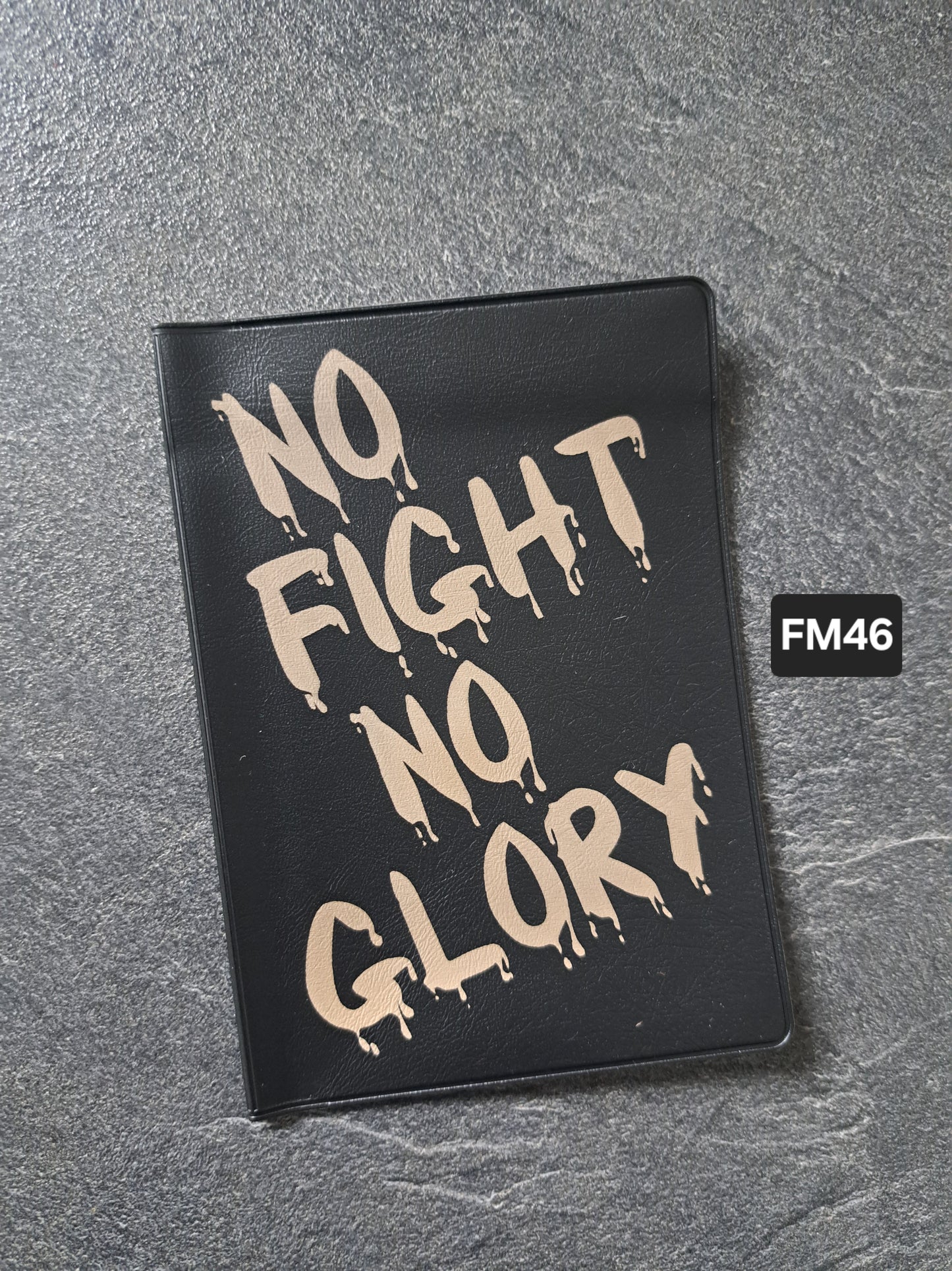 Fahrzeugscheinmappe Gravurdekor No Fight No Glory