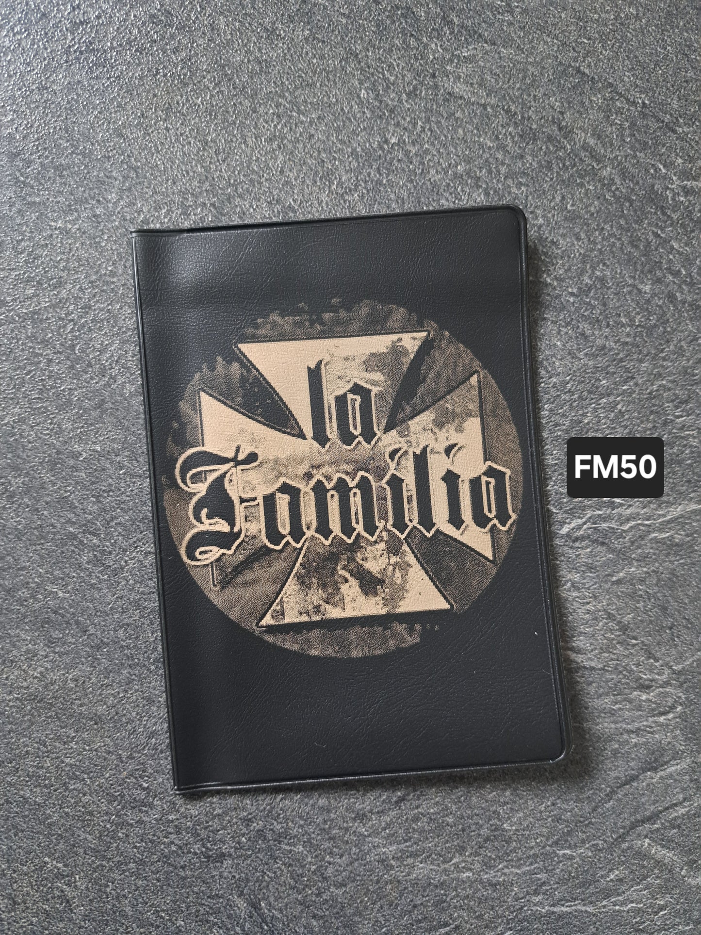 Fahrzeugscheinmappe Gravurdekor La Familia