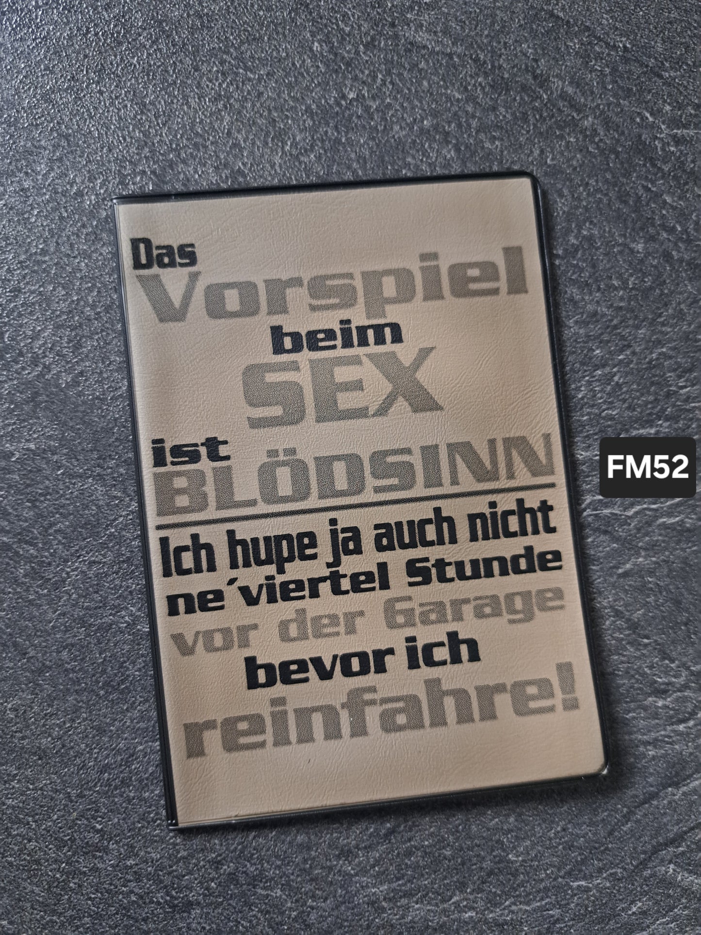 Fahrzeugscheinmappe Gravurdekor Vorspiel ist Blödsinn