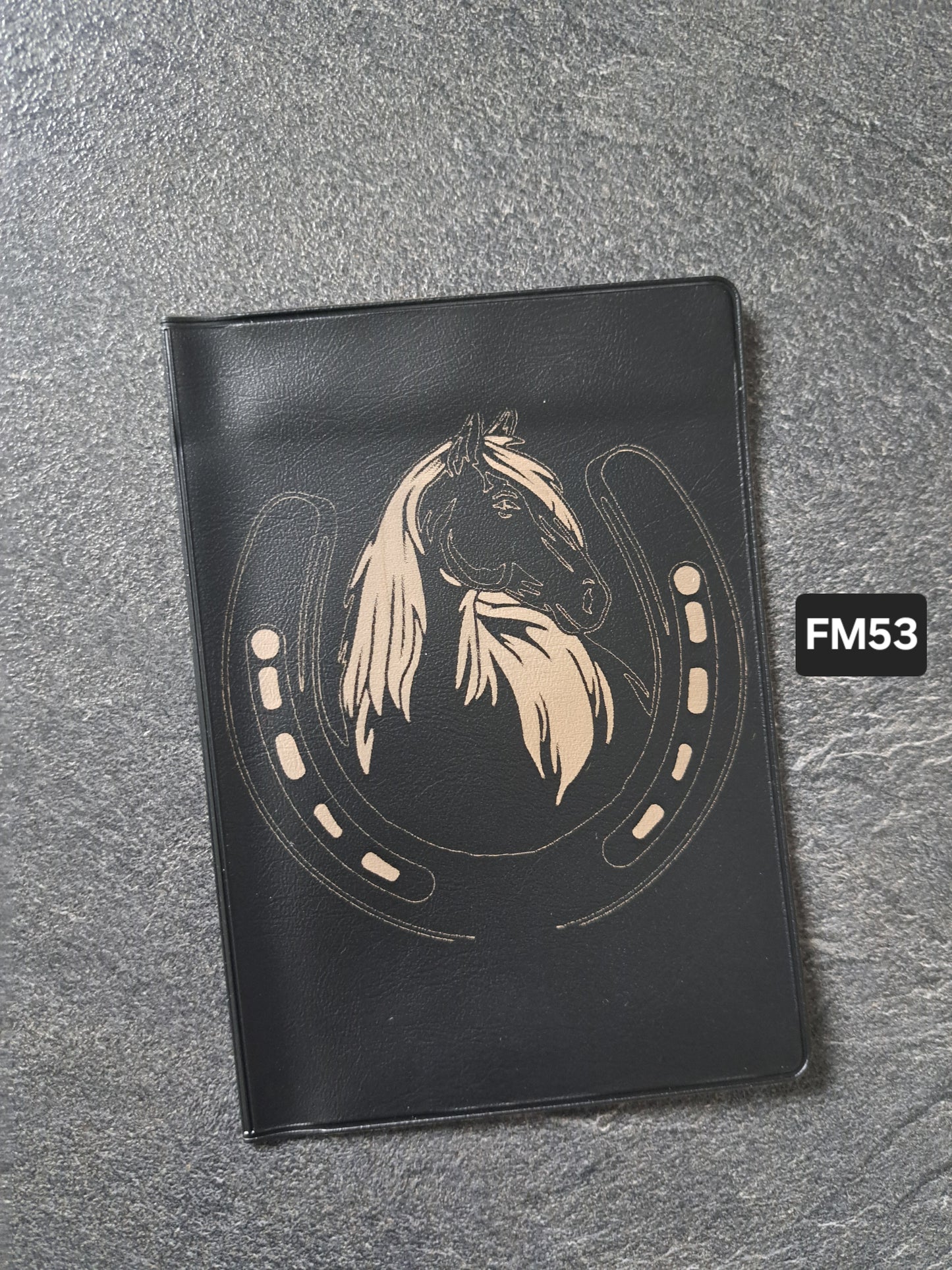 Fahrzeugscheinmappe Gravurdekor Hufeisen Pferd