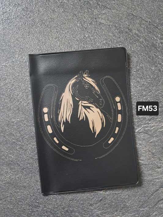Fahrzeugscheinmappe Gravurdekor Hufeisen Pferd
