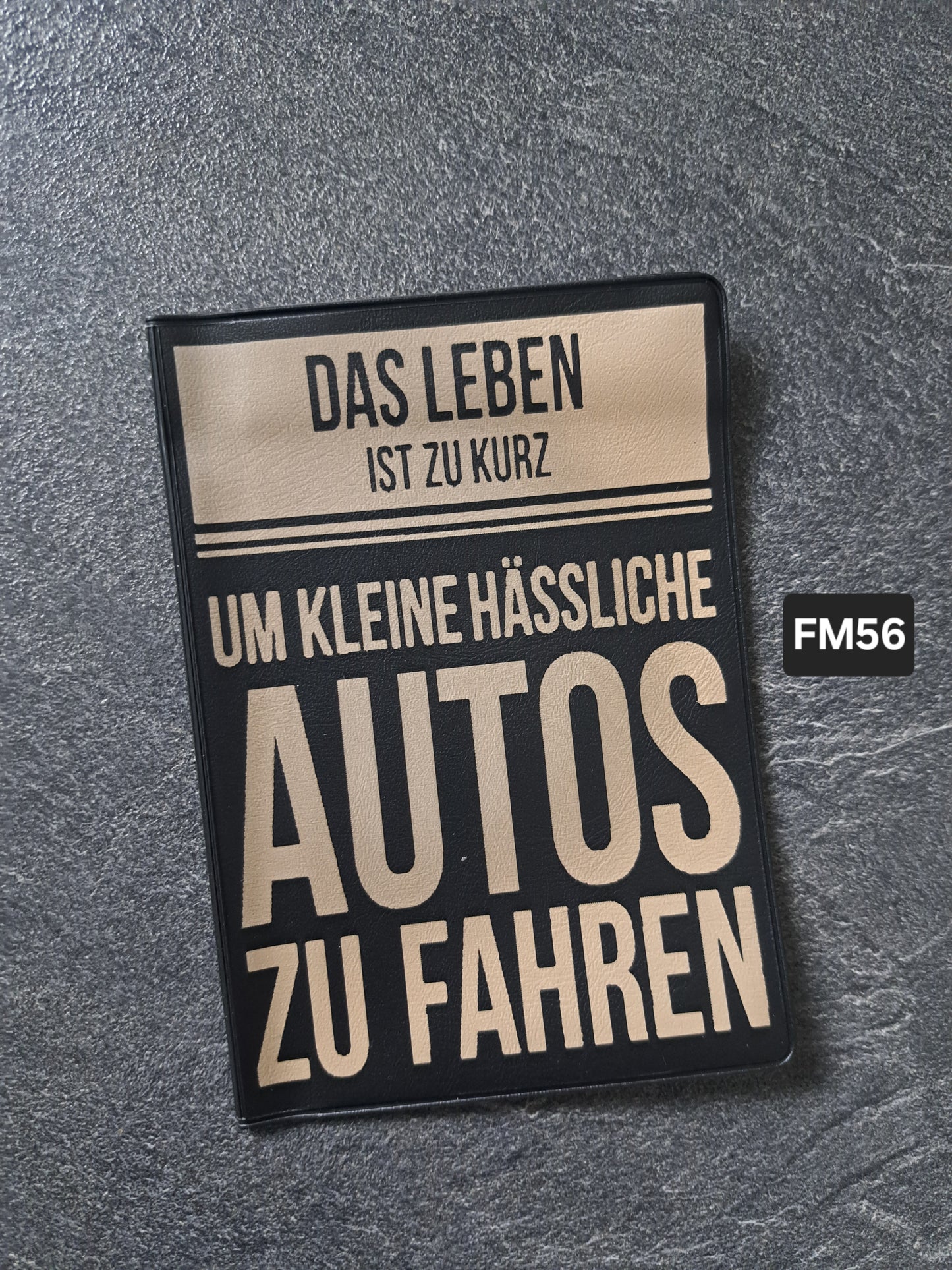 Fahrzeugscheinmappe Gravurdekor Das Leben ist zu kurz...