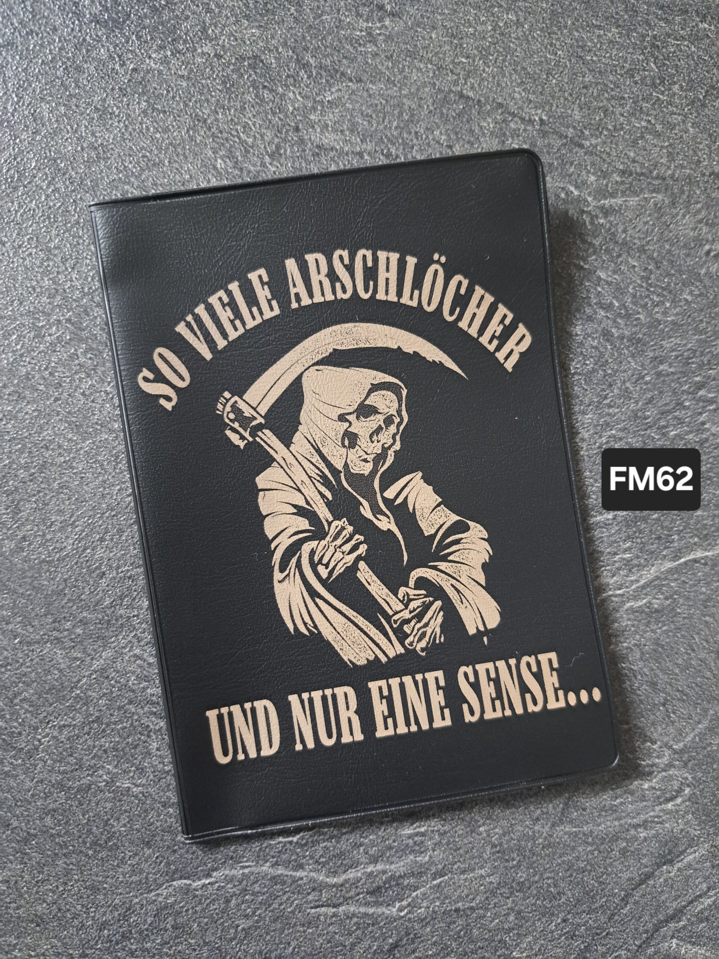 Fahrzeugscheinmappe Gravurdekor So viele Arschlöcher