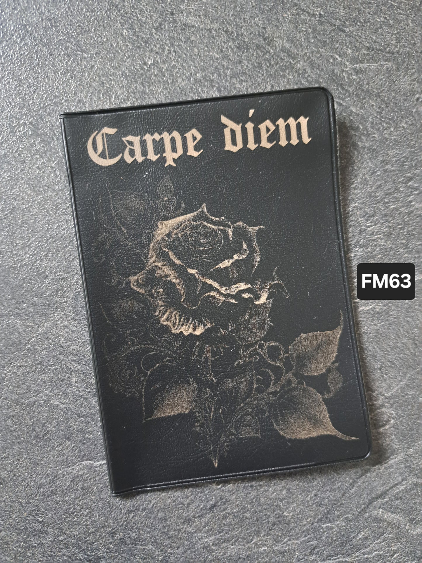 Fahrzeugscheinmappe Gravurdekor Carpe diem Rose