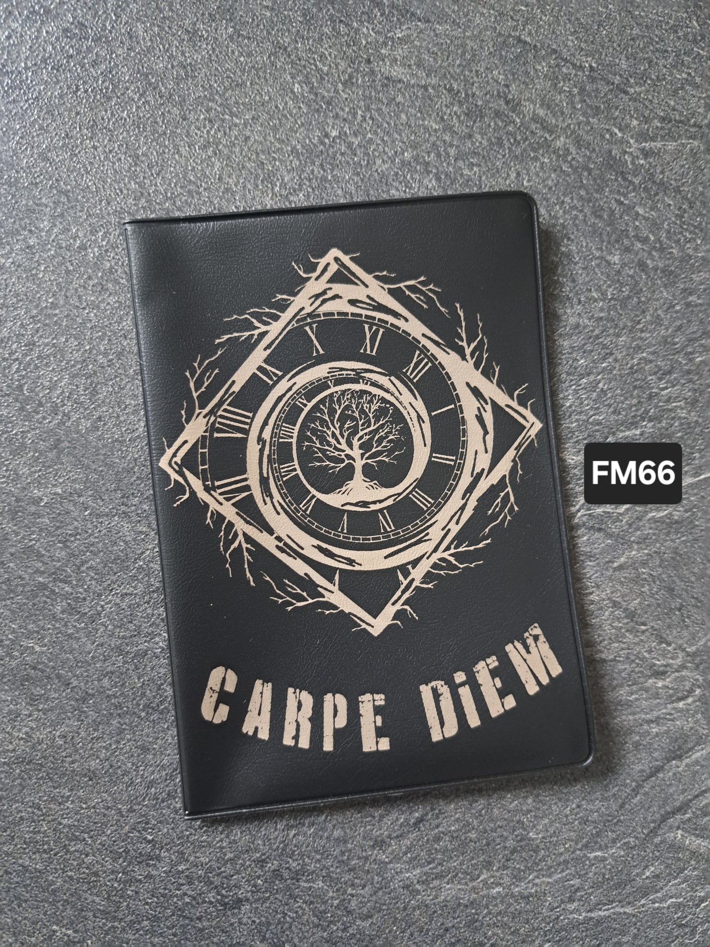 Fahrzeugscheinmappe Gravurdekor Carpe diem Lebensbaum Uhr