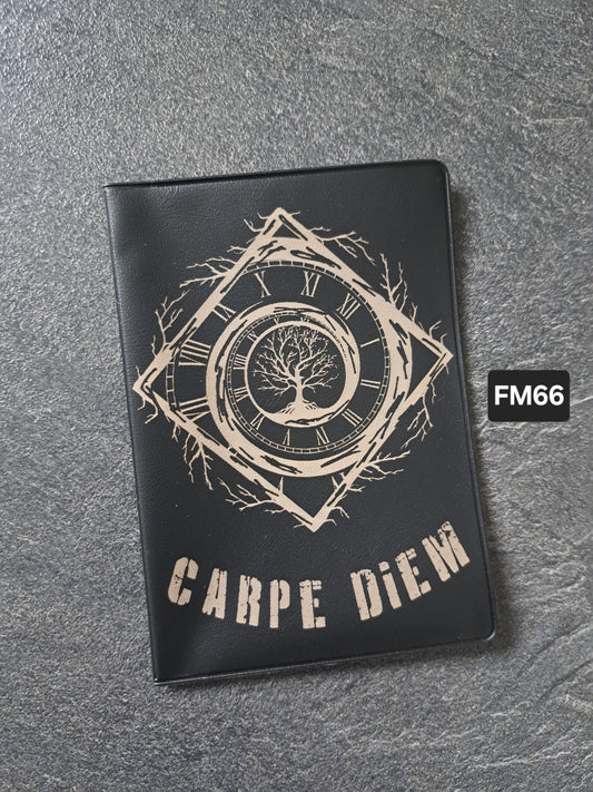 Fahrzeugscheinmappe Gravurdekor Carpe diem Lebensbaum Uhr