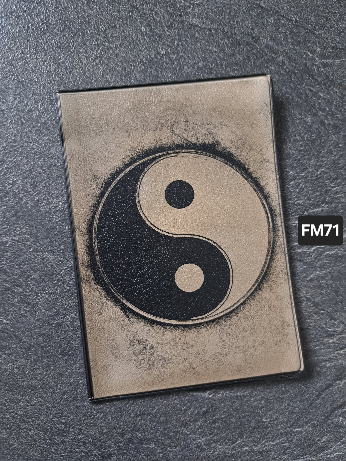 Fahrzeugscheinmappe Gravurdekor YinYang