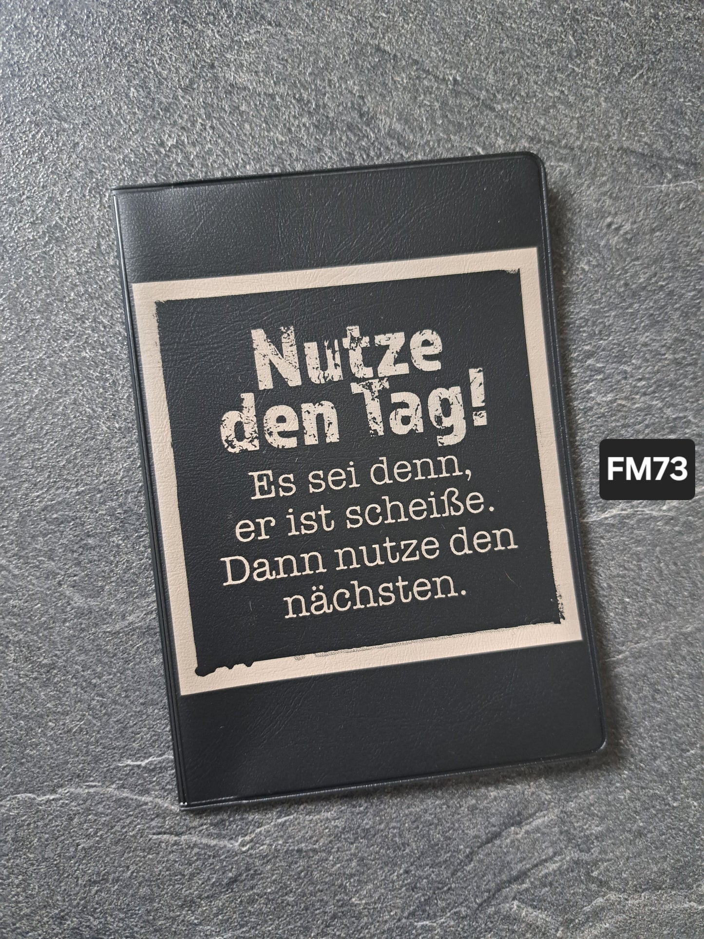 Fahrzeugscheinmappe Gravurdekor Nutze den Tag