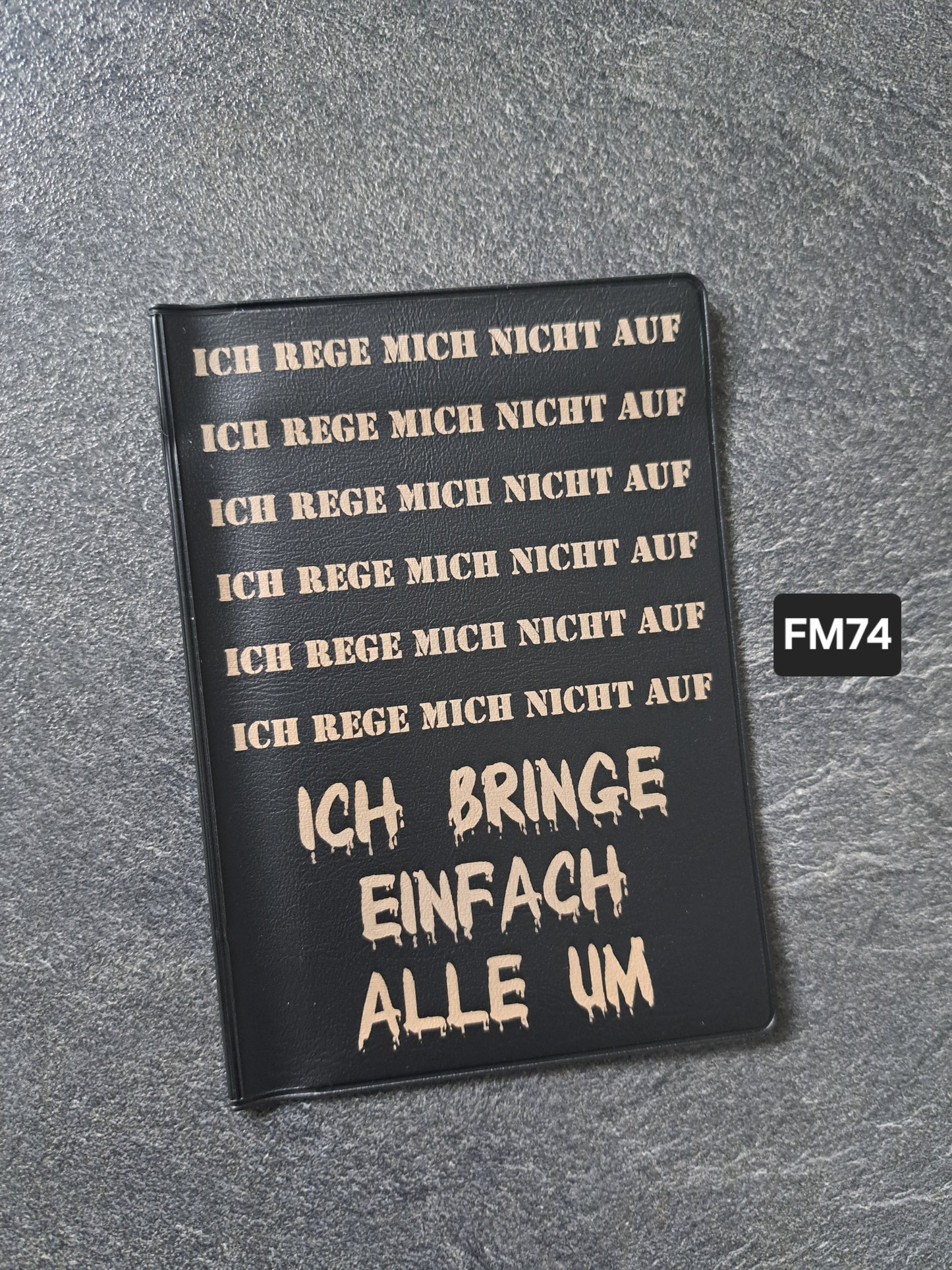 Fahrzeugscheinmappe Gravurdekor Ich rege mich nicht auf...