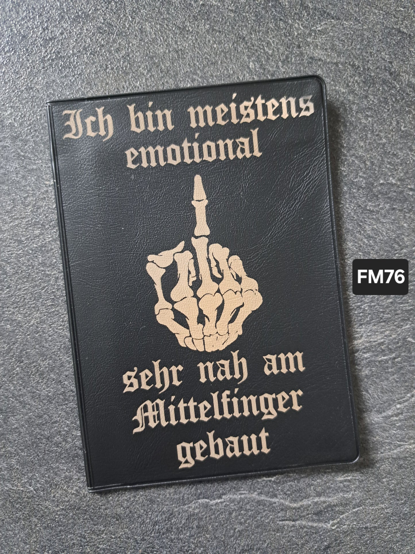 Fahrzeugscheinmappe Gravurdekor Emotional am Mittelfinger gebaut