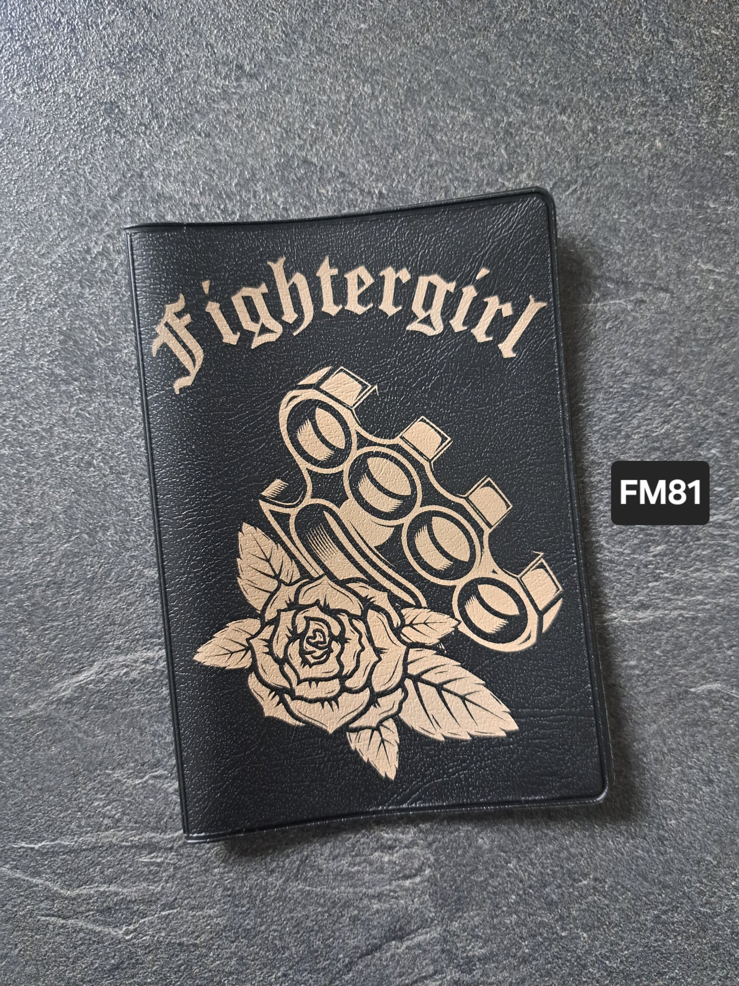 Fahrzeugscheinmappe Gravurdekor Fightergirl Rose Schlagring