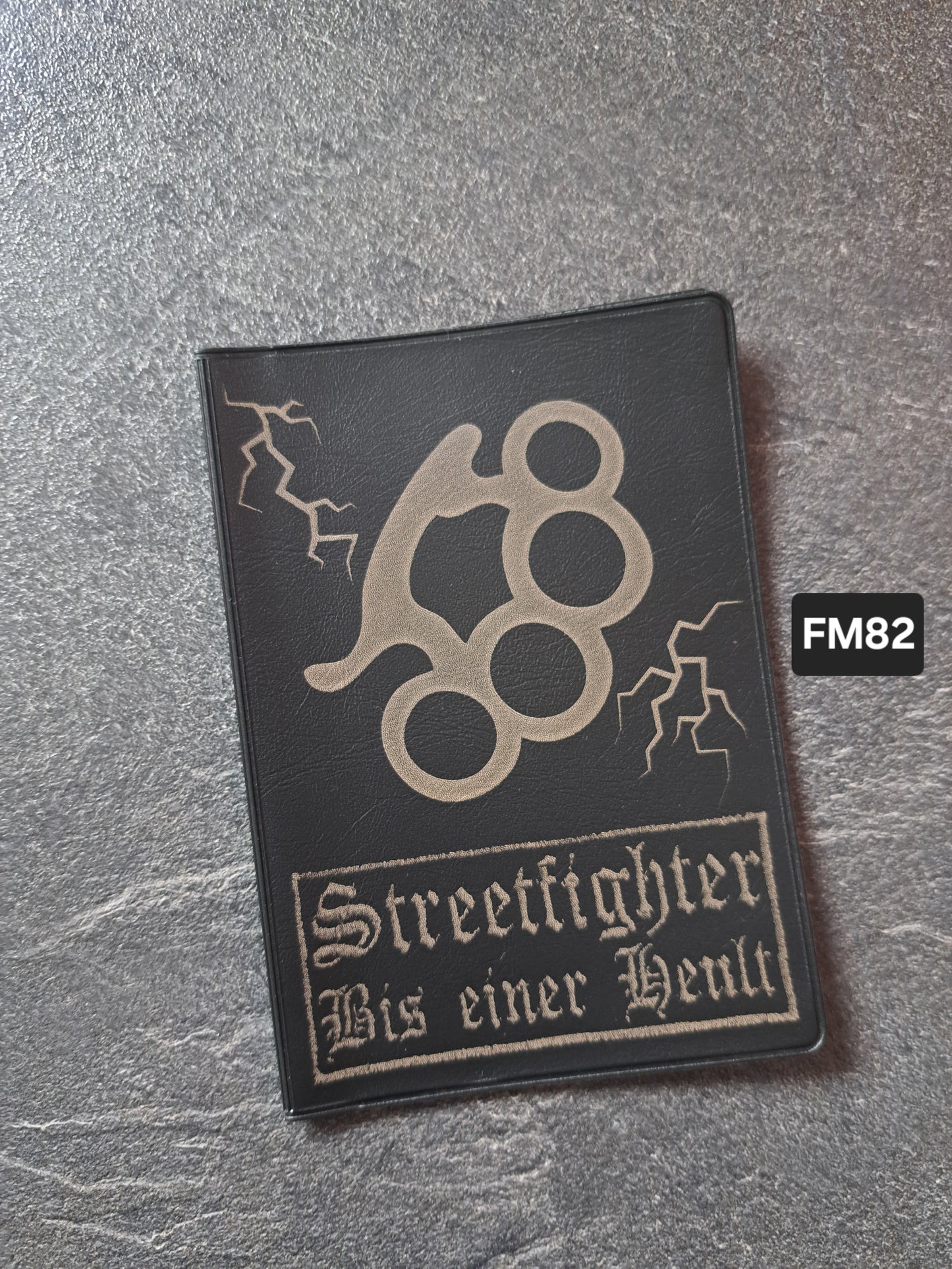 Fahrzeugscheinmappe Gravurdekor SF Schlagring Blitze Klagt nicht...