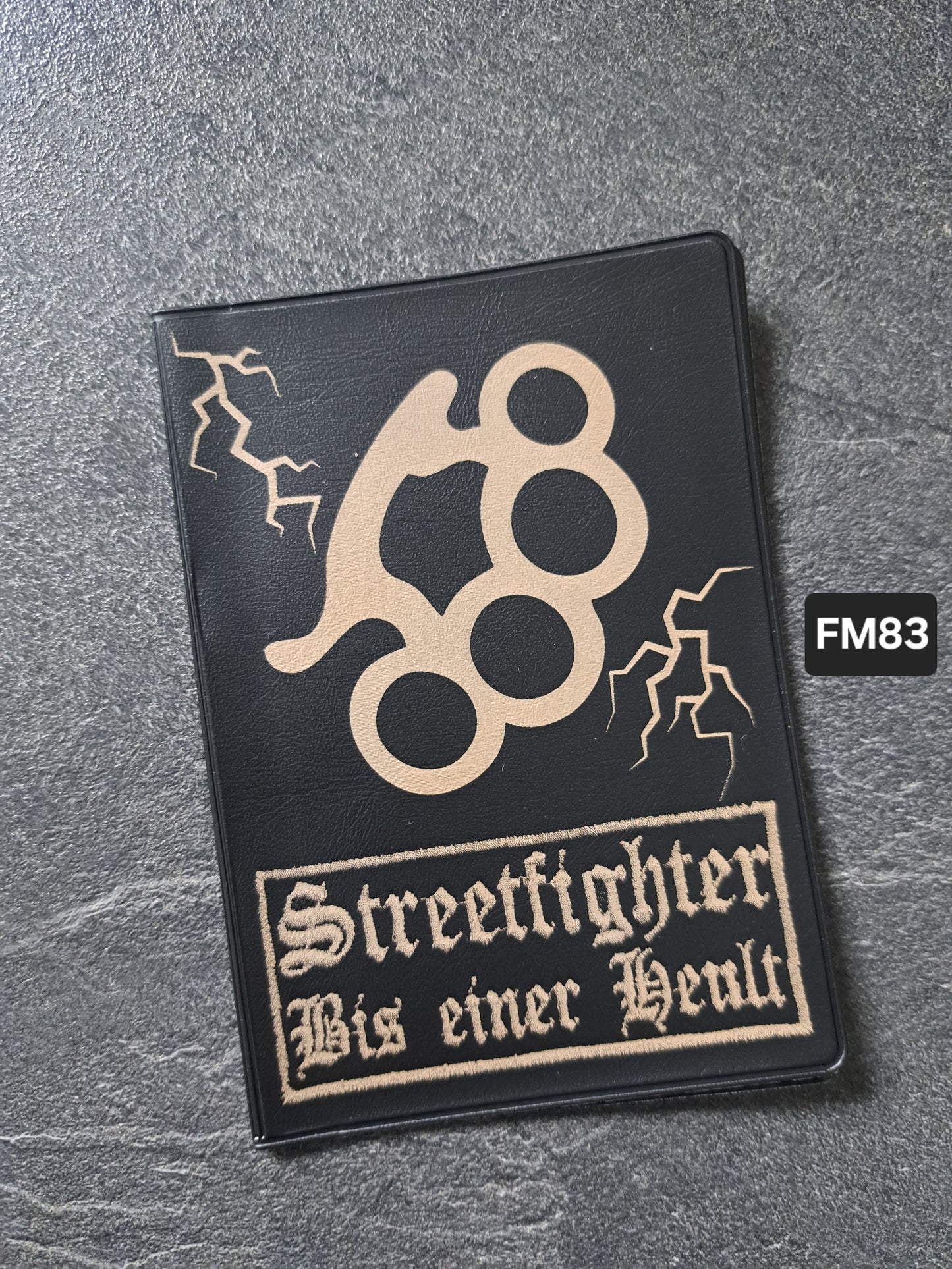 Fahrzeugscheinmappe Gravurdekor SF Schlagring Blitze Klagt nicht...