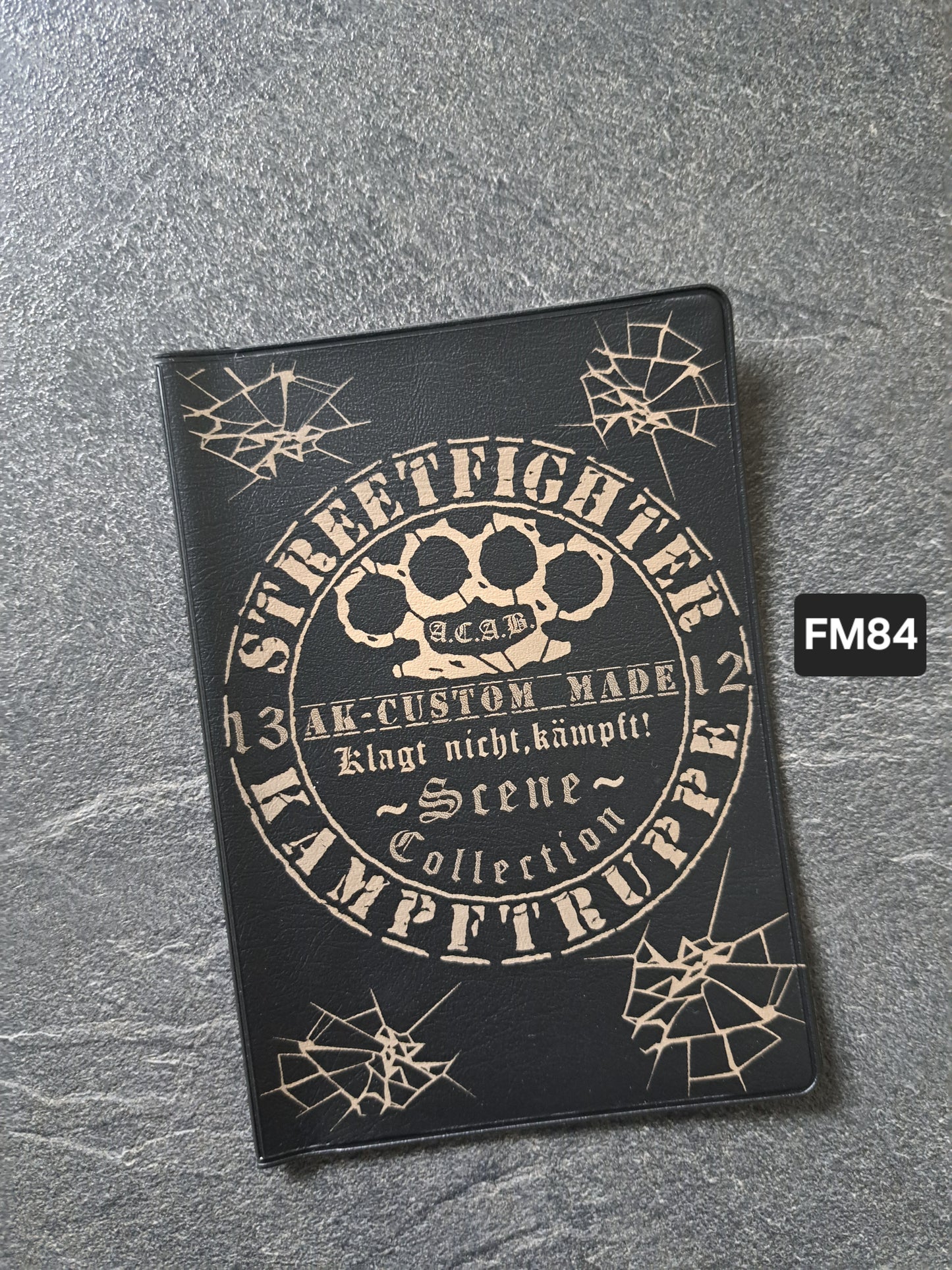 Fahrzeugscheinmappe Gravurdekor Streetfighter Kampftruppe