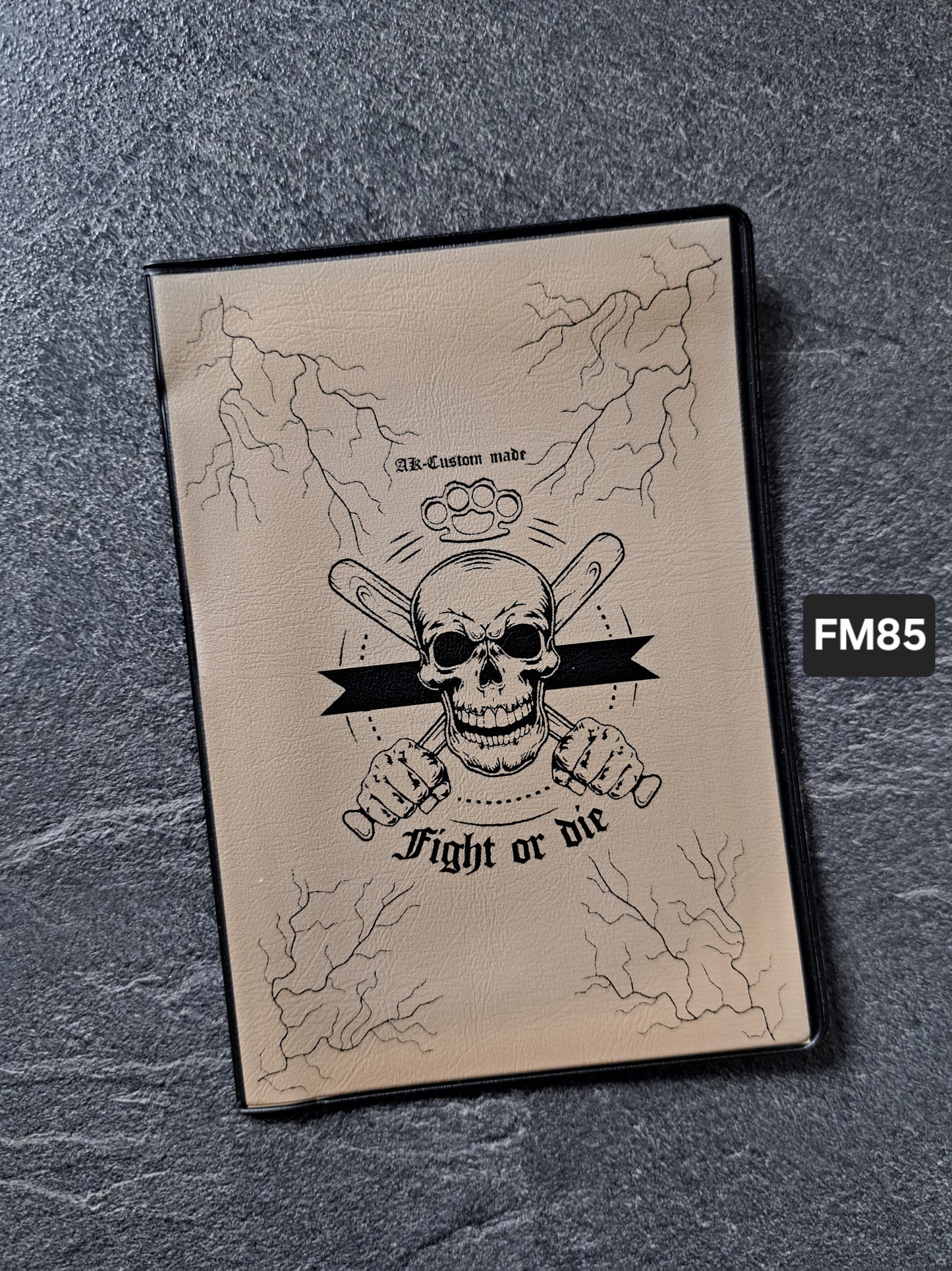 Fahrzeugscheinmappe Gravurdekor Totenkopf Fight or die