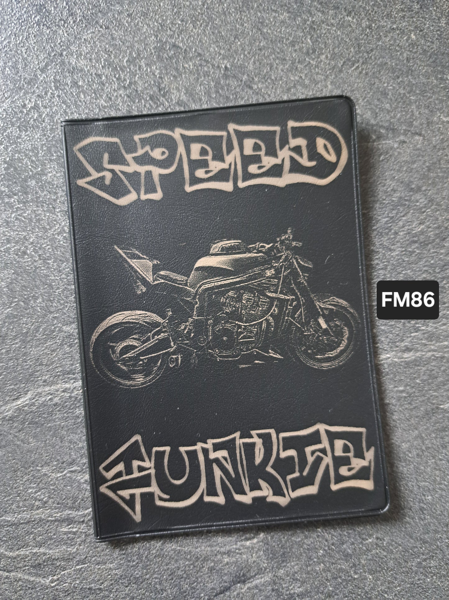 Fahrzeugscheinmappe Gravurdekor Speed Junkie