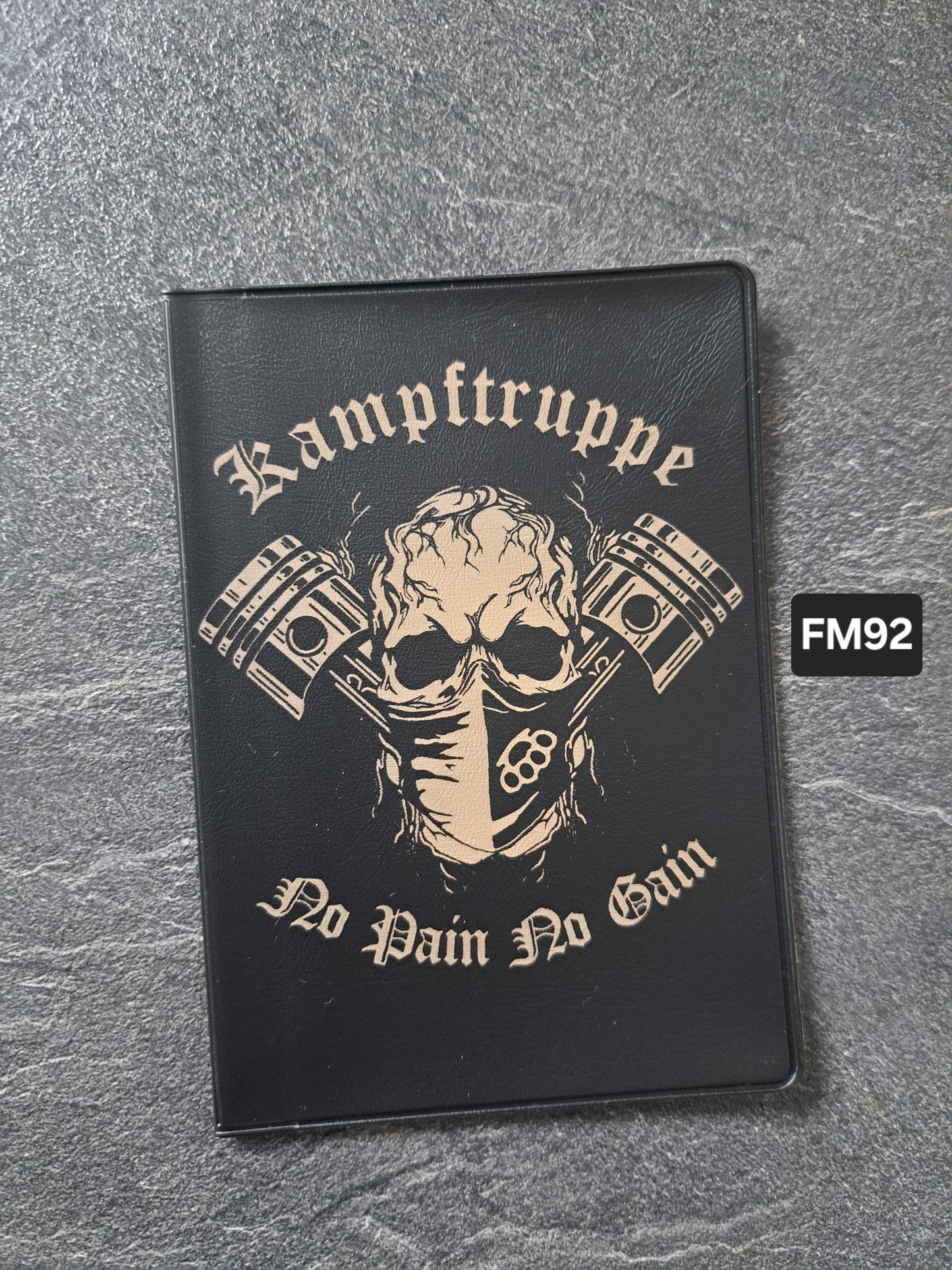 Fahrzeugscheinmappe Gravurdekor Kampftruppe Totenkopf