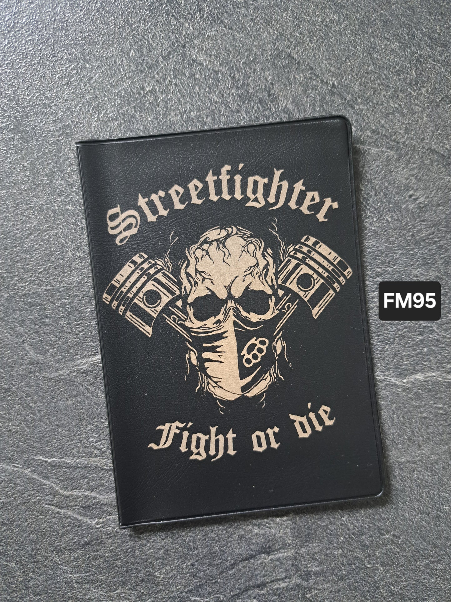 Fahrzeugscheinmappe Gravurdekor Streetfighter Totenkopf