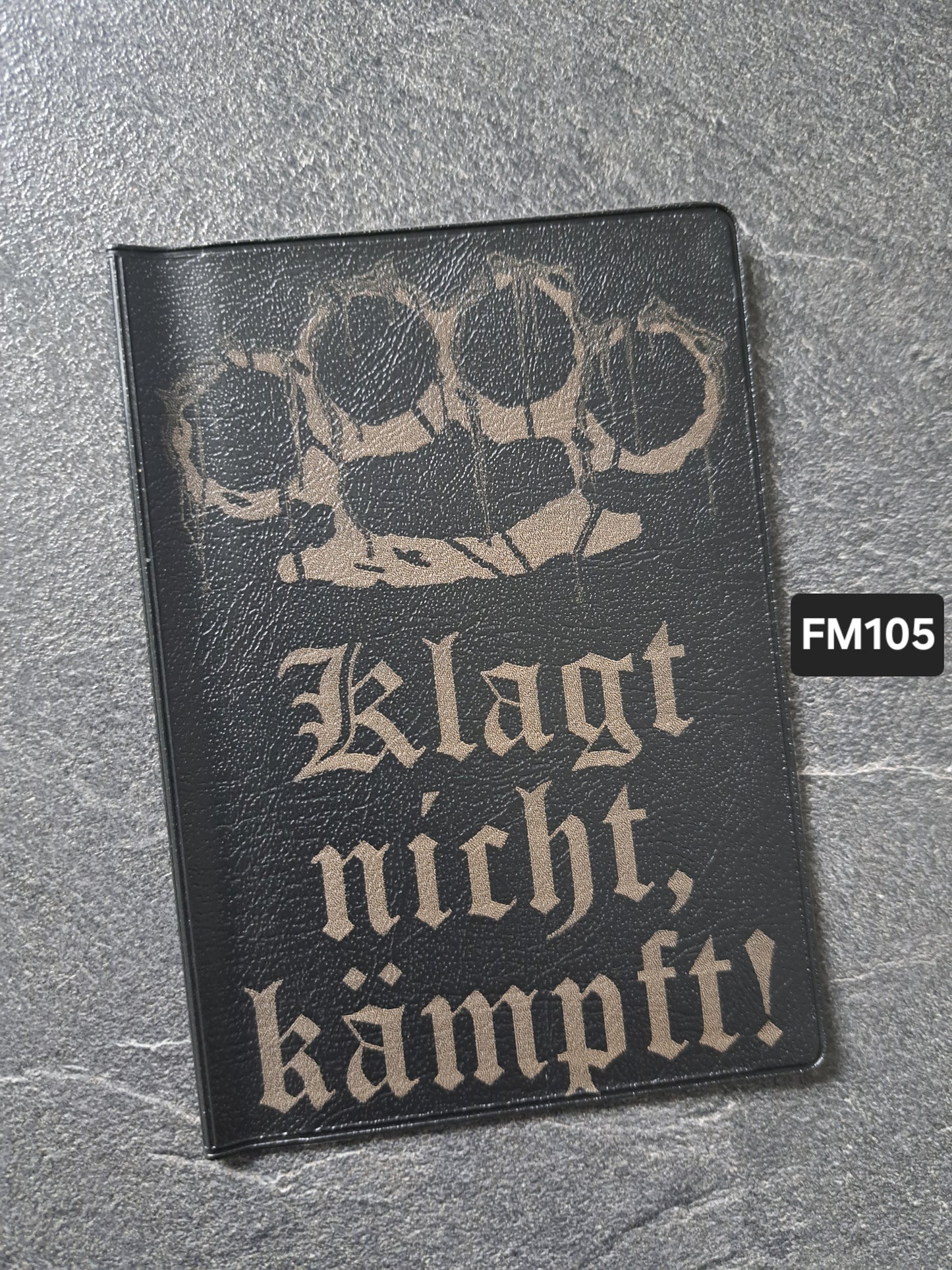 Fahrzeugscheinmappe Gravurdekor Schlagring Klagt nicht,kämpft!