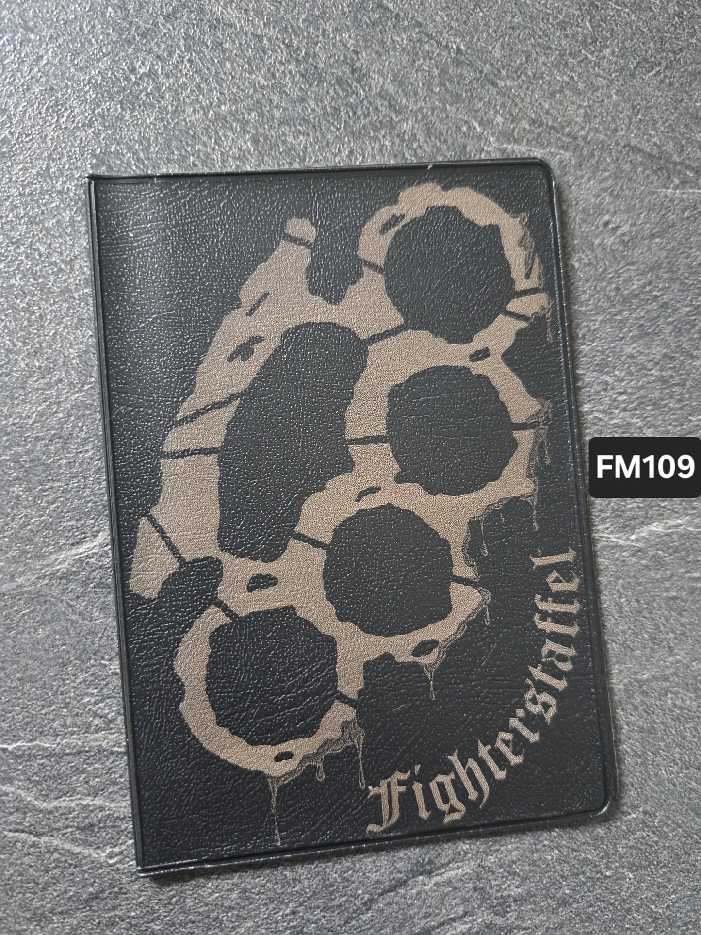 Fahrzeugscheinmappe Gravurdekor Schlagring Fighterstaffel