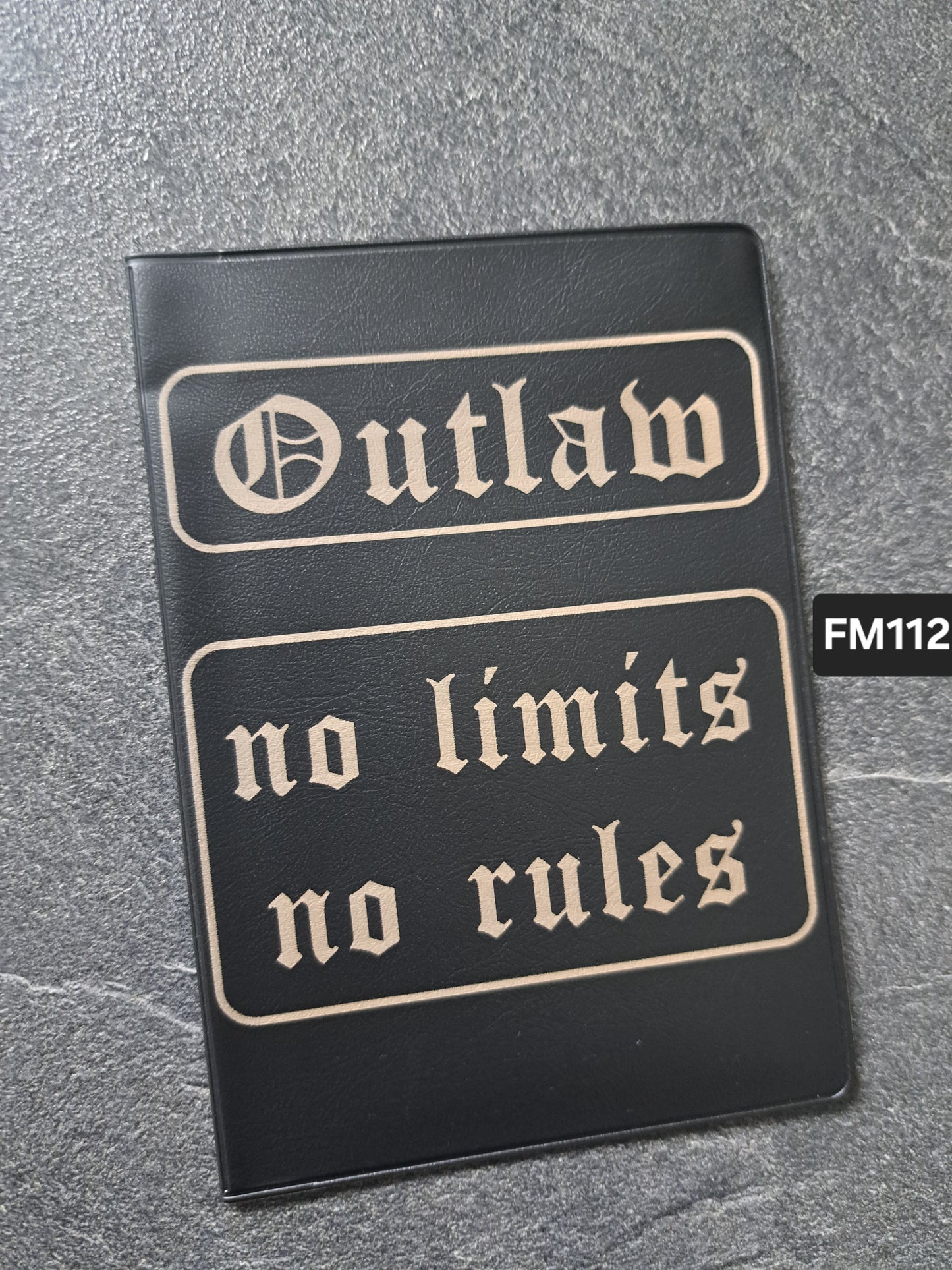 Fahrzeugscheinmappe Gravurdekor Outlaw no limits no rules