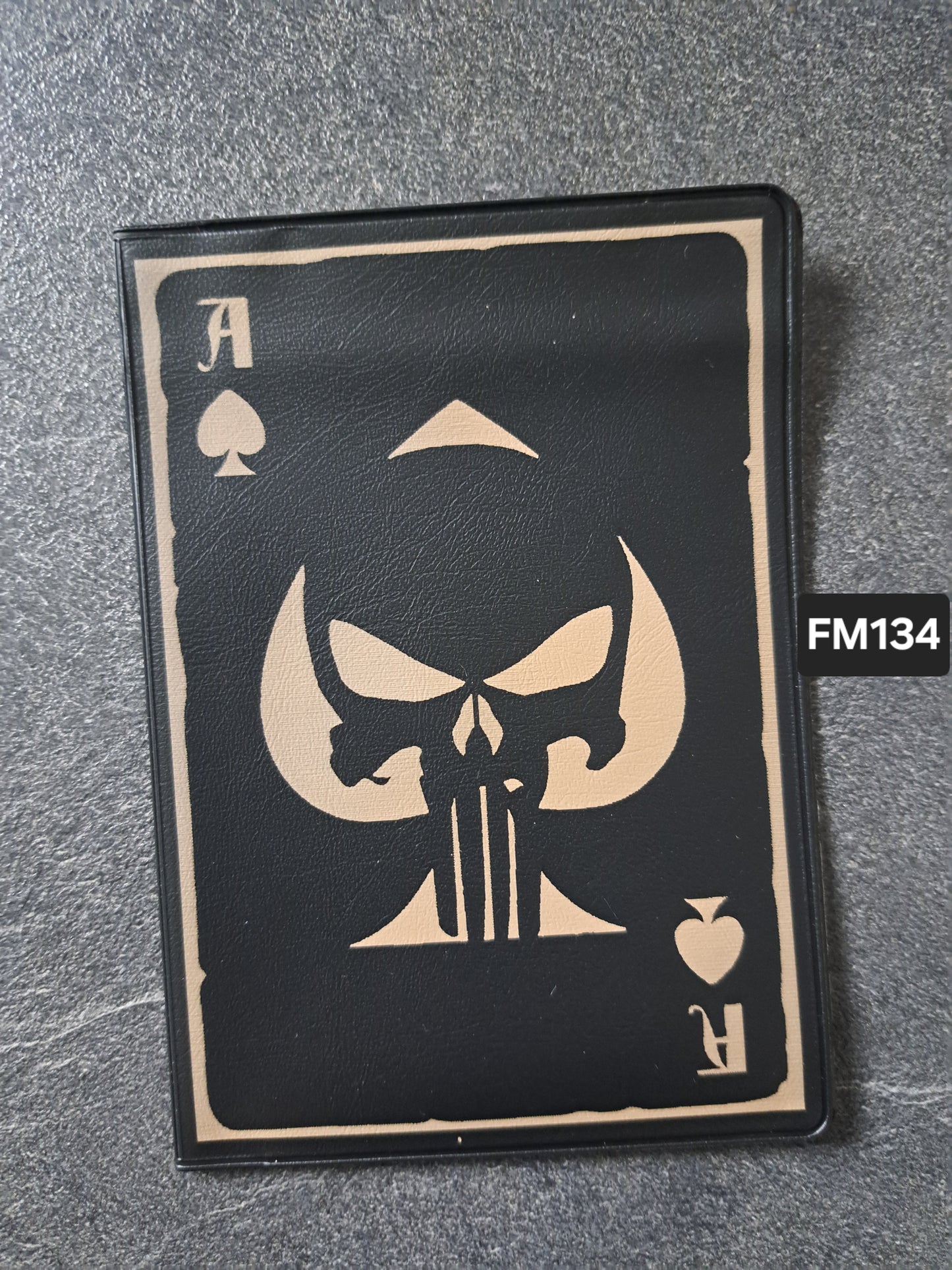 Fahrzeugscheinmappe Gravurdekor Pik-Ass Punisher