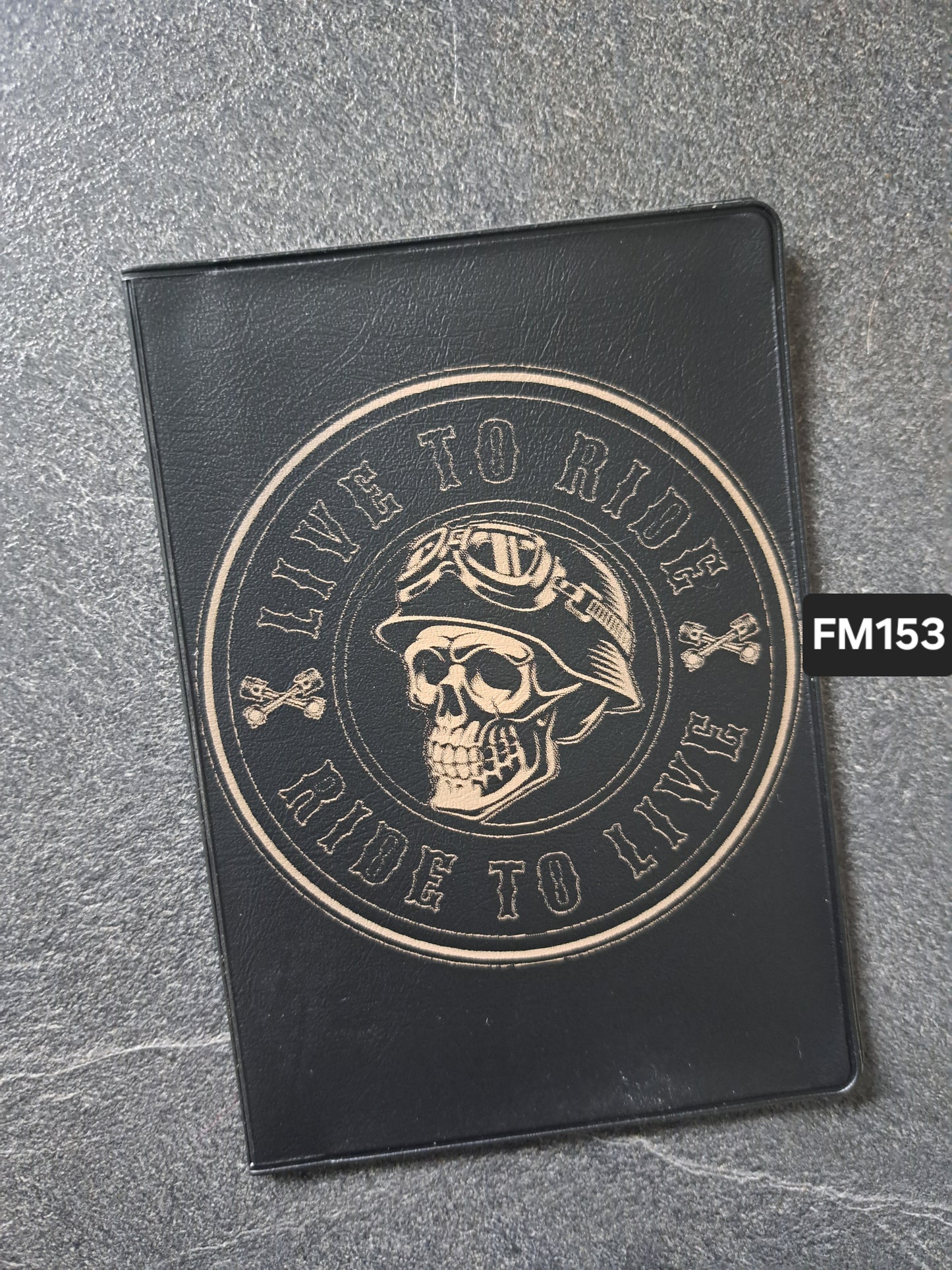 Fahrzeugscheinmappe Gravurdekor Live to ride Totenkopf