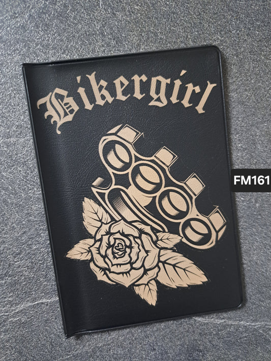 Fahrzeugscheinmappe Gravurdekor Bikergirl Schlagring Rose